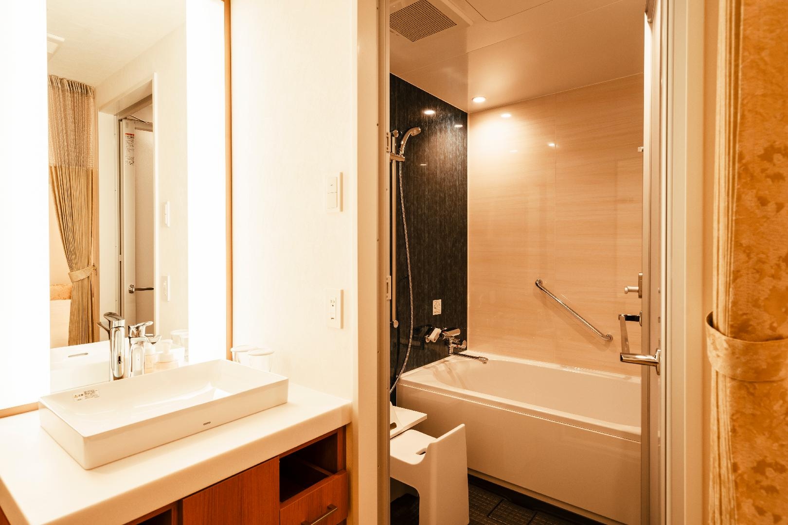 Bathroom (Junior Deluxe Twin)