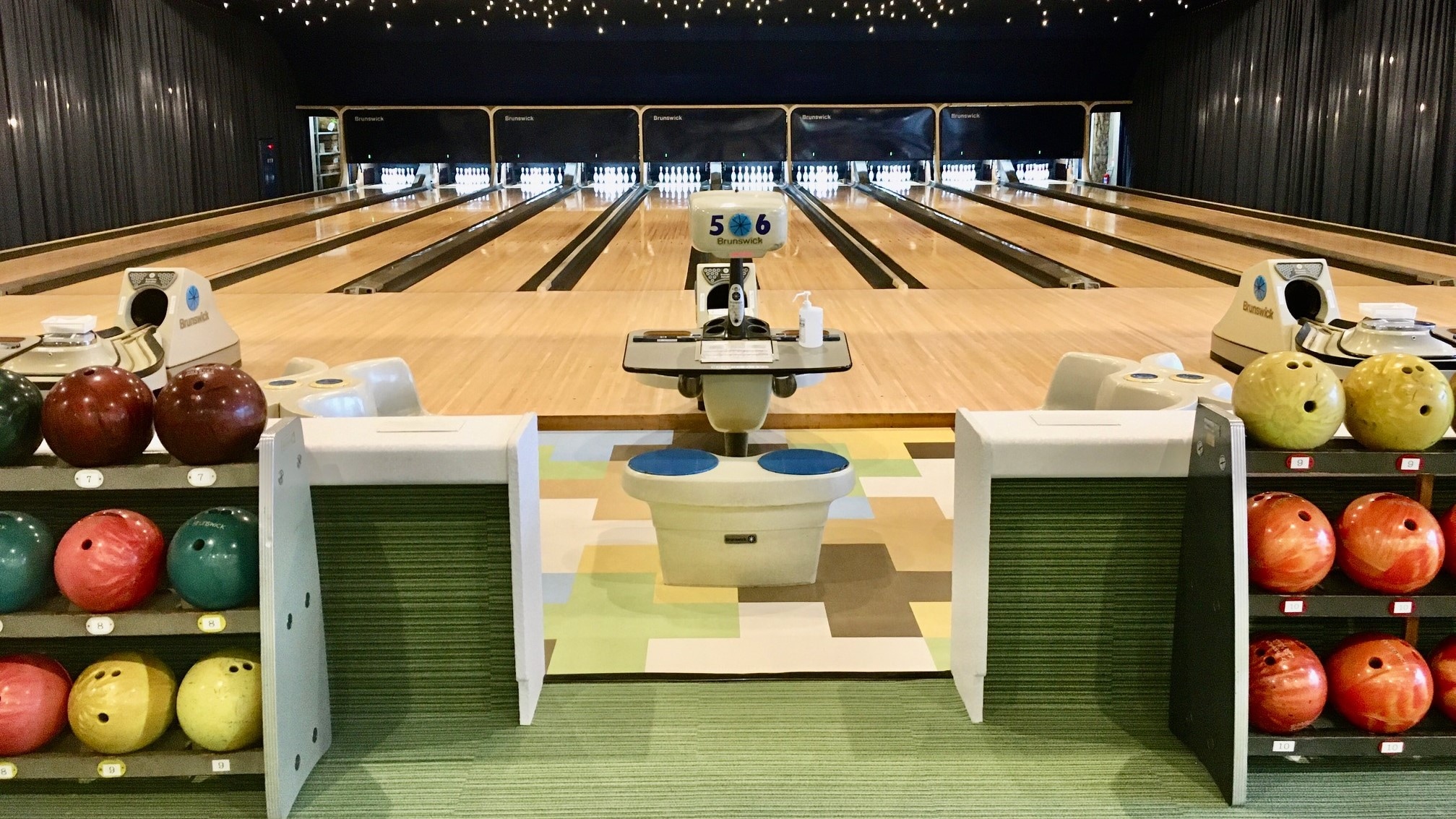 ◇ Bowling alley "Astro Bowl"