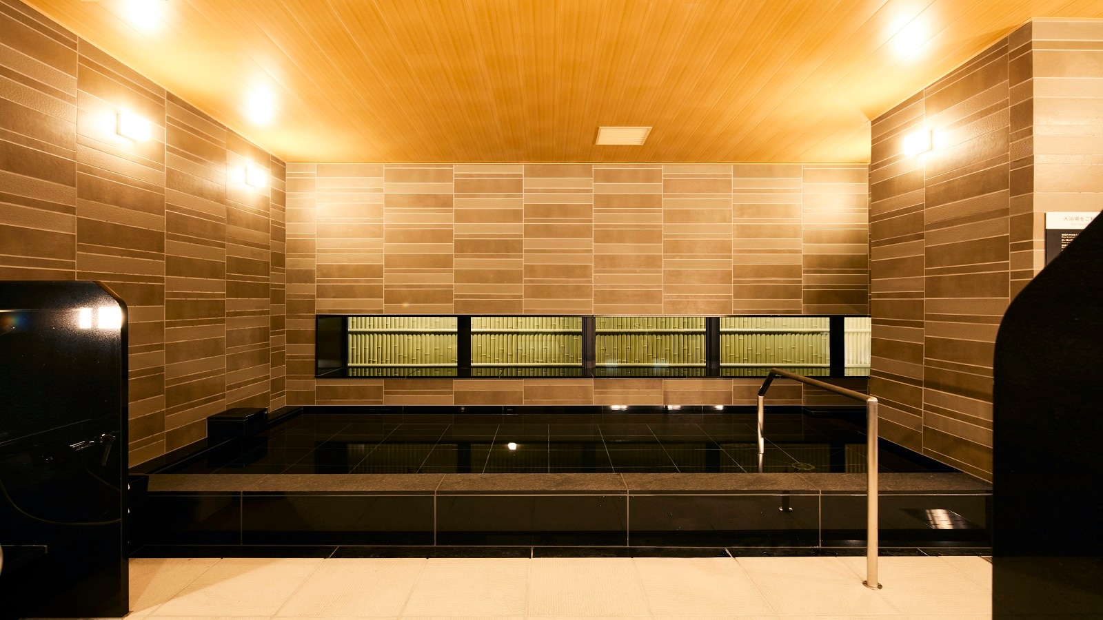 A large public bath to soothe your travel fatigue