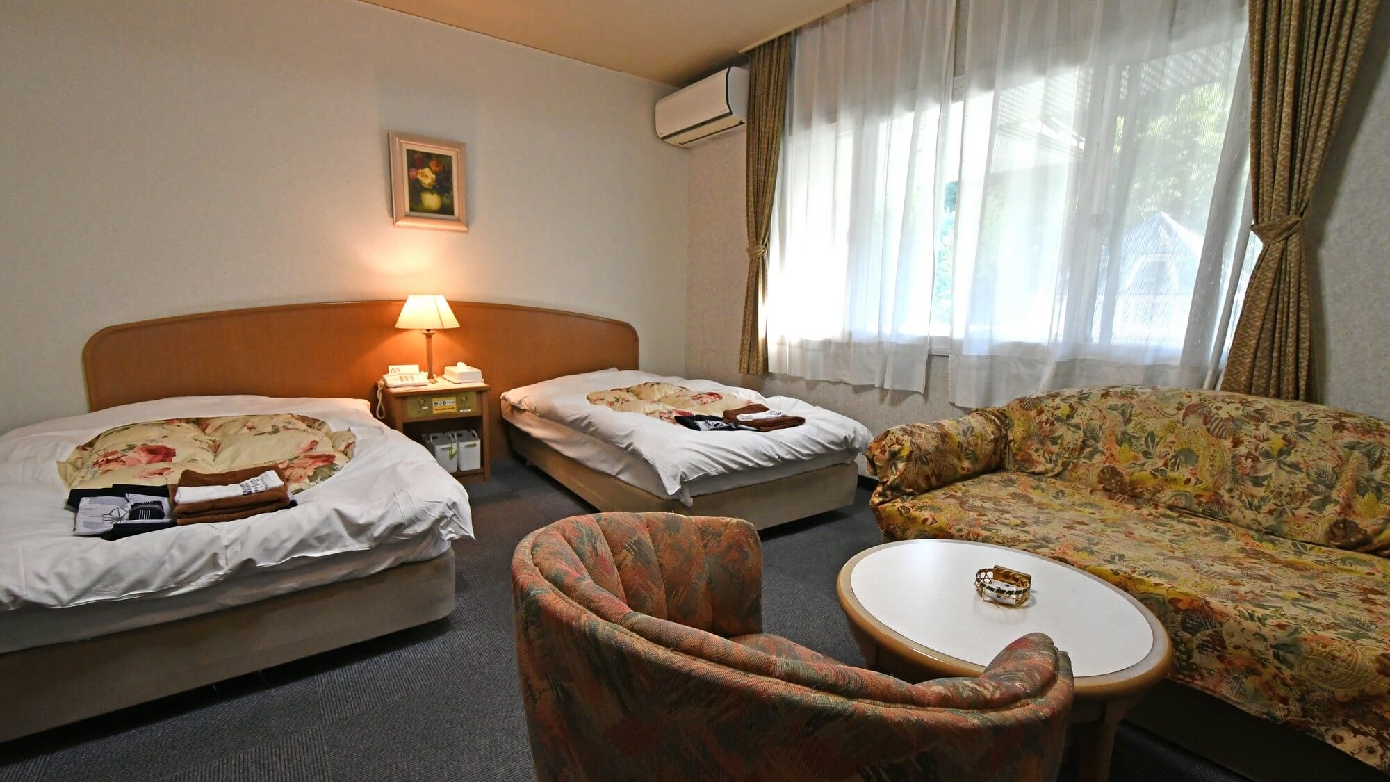 [Western-style twin room] A spacious Western-style room with twin beds. Relax on the sofa set.