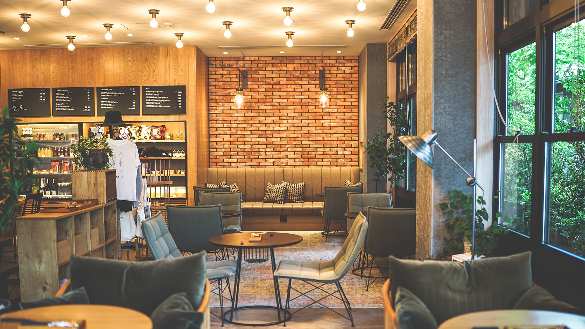 A calm space surrounded by warm lights. All the seats are comfortable and you can spend hours.
