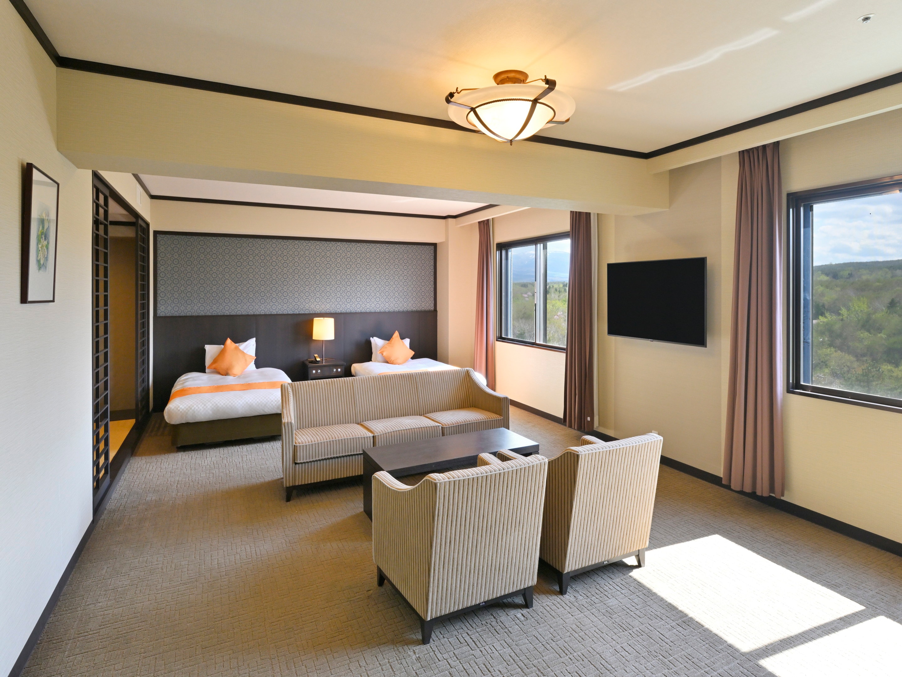 Modern Western-style Japanese-Western room, 70 sq m, with mountain view.