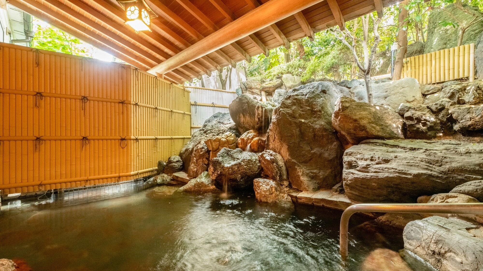 [Large public bath: Komorebi no Yu] Open-air bath
