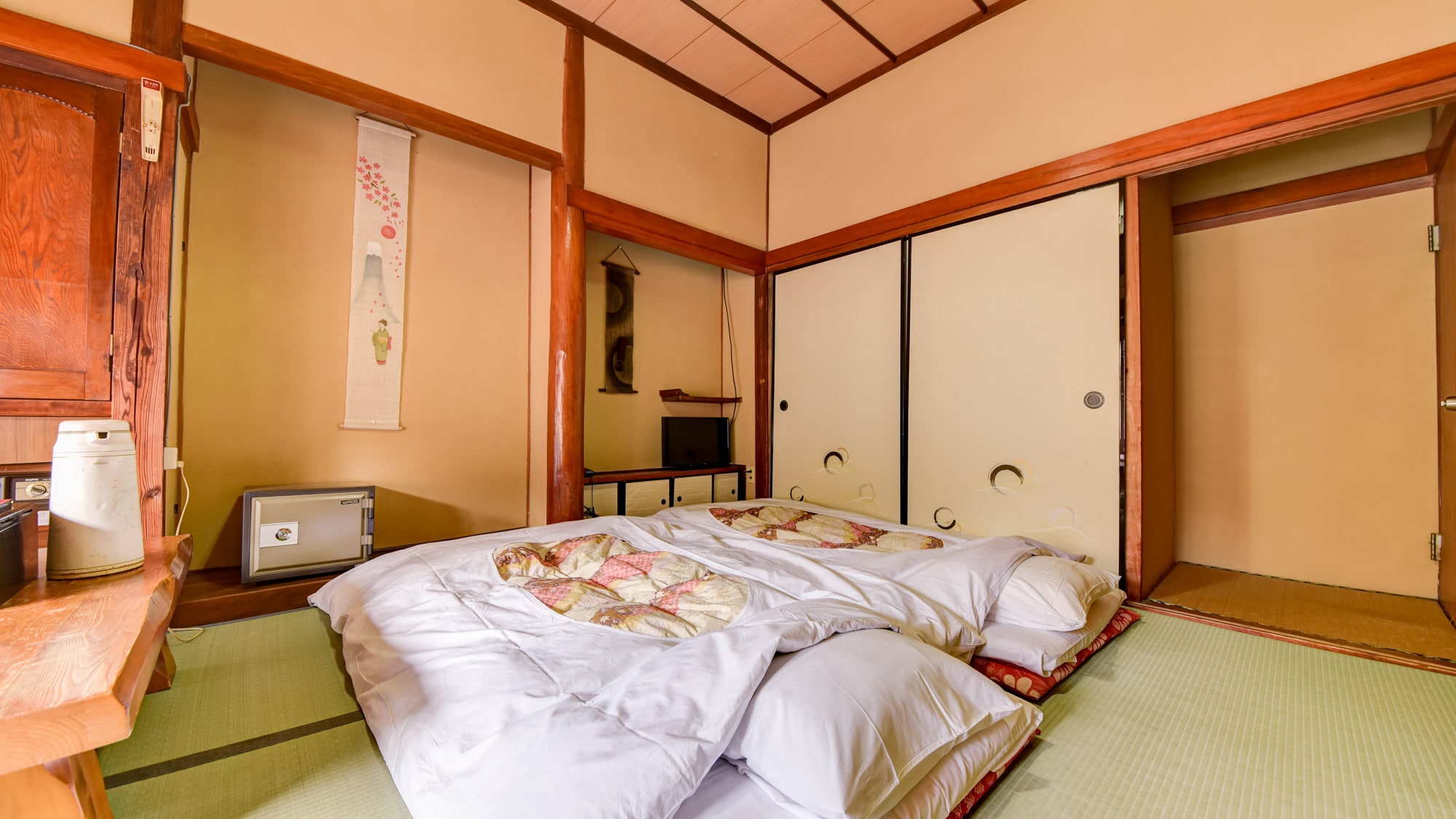* [Example of 6 tatami Japanese-style room] Please take a rest and heal your tiredness by visiting the hot springs.
