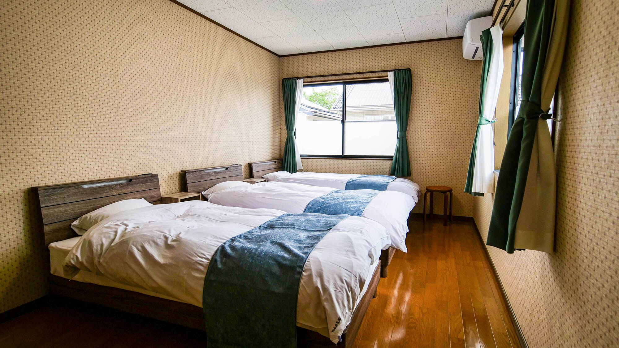 ・[Bedroom 2] A bedroom with 3 single beds. It is a spacious space.
