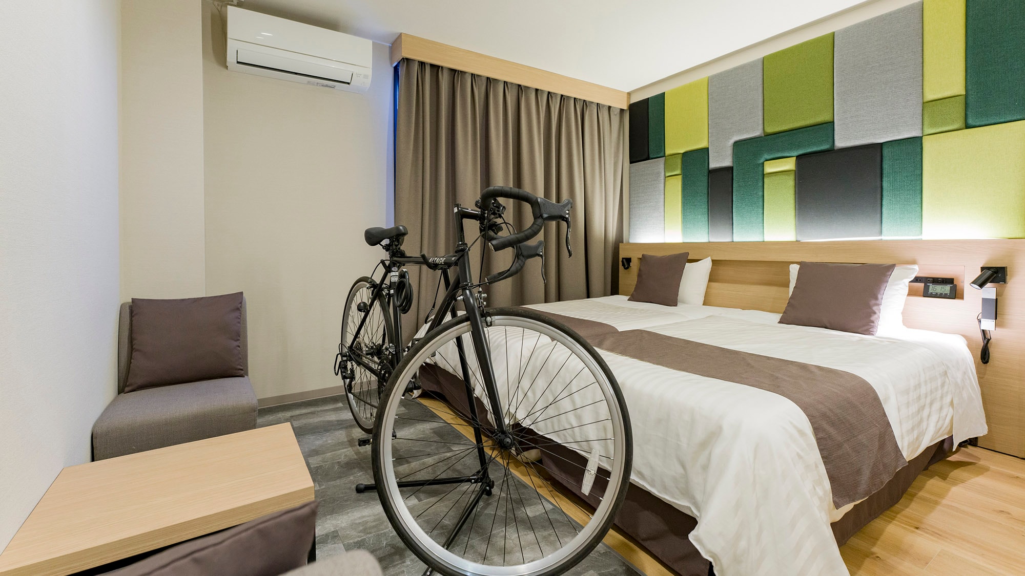 ・【好萊塢雙床房】帶自行車入內時，可將桌椅留在房間外。