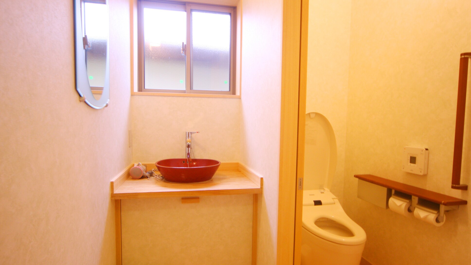 Kaijin: There is a ceramic washbasin