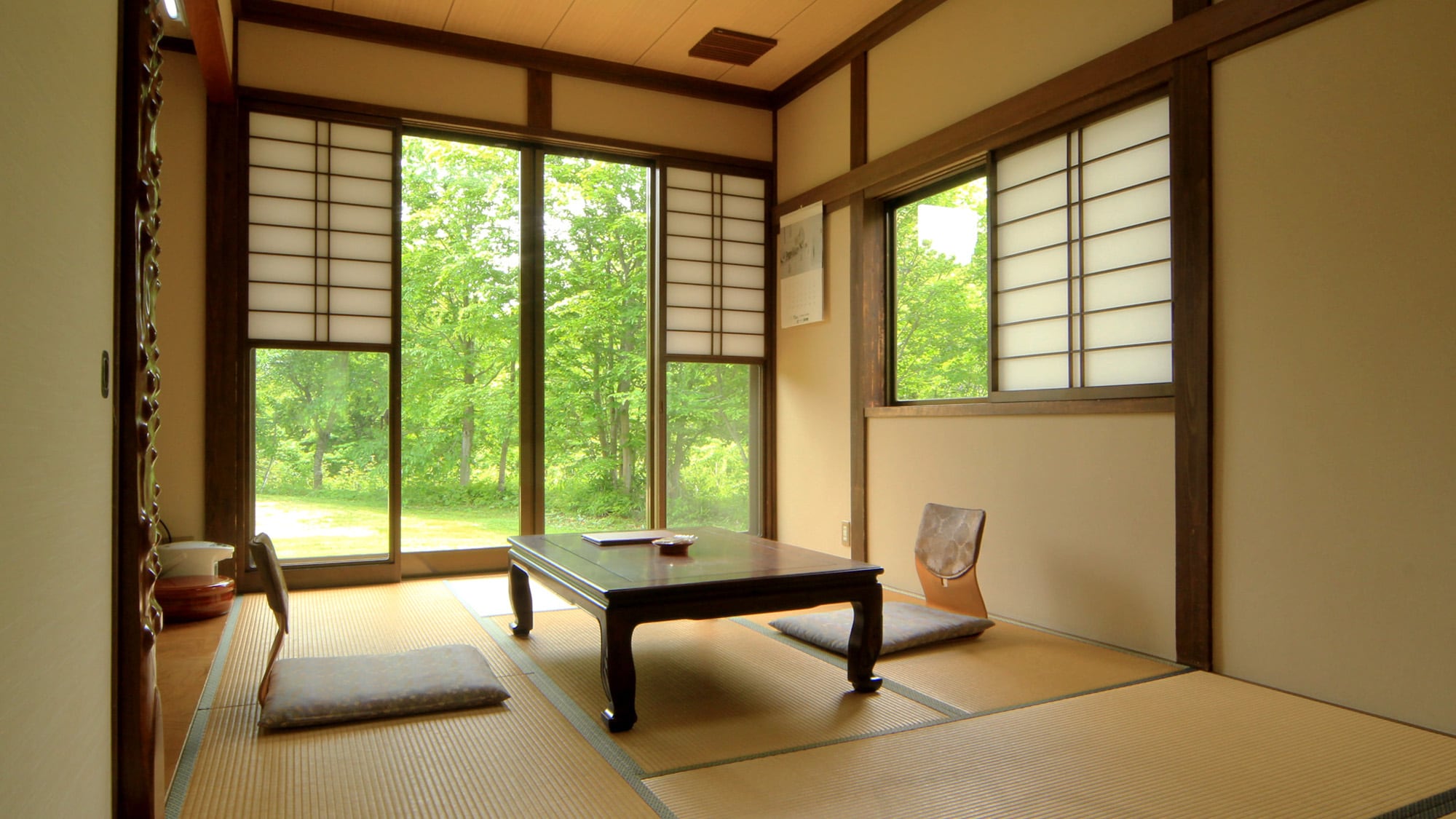 [Guest room example: 8 tatami mats] A Japanese-style room with a view of the courtyard