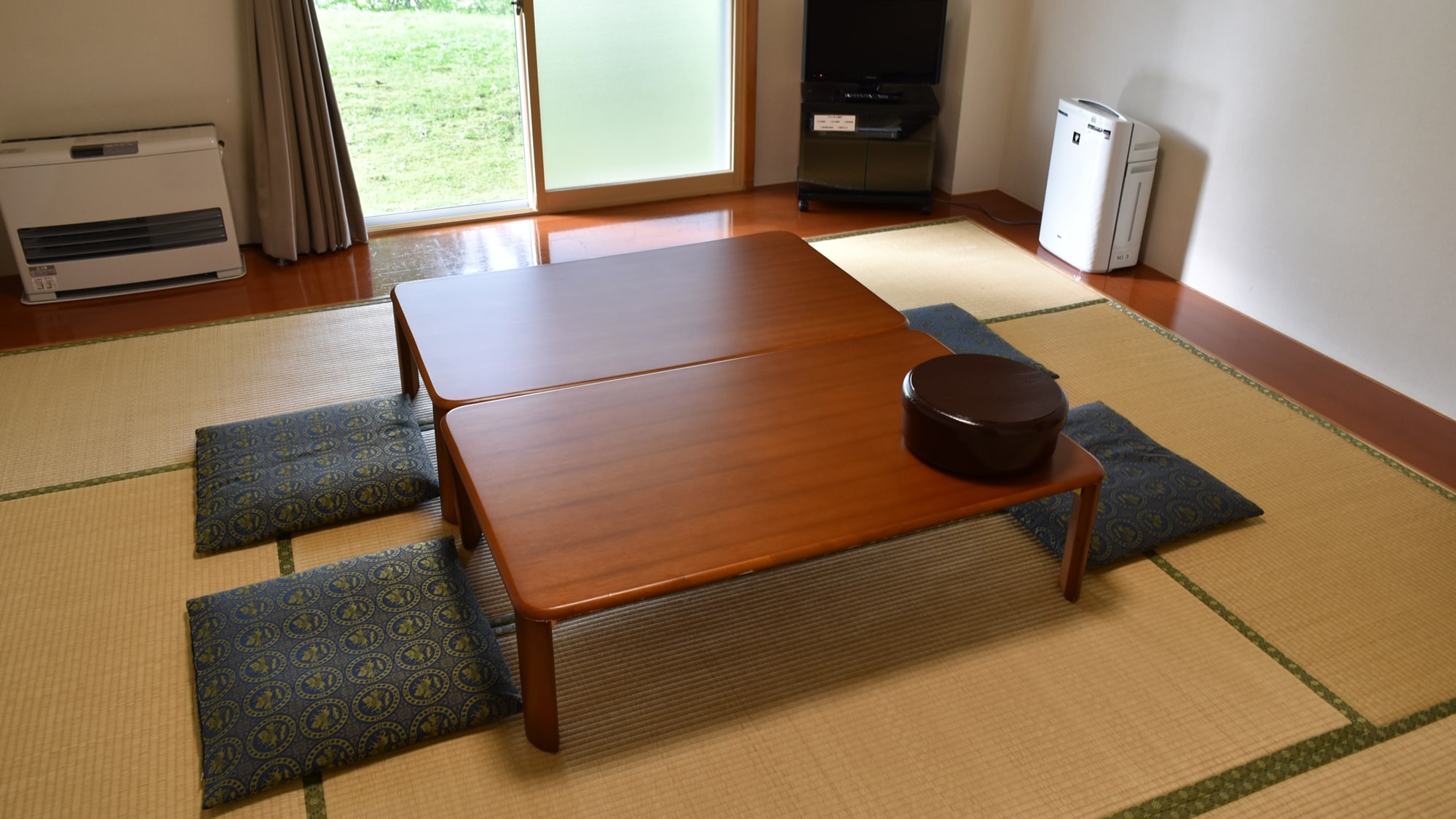 * [Ví dụ về phòng khách] Duỗi chân và thư giãn trên chiếu tatami.