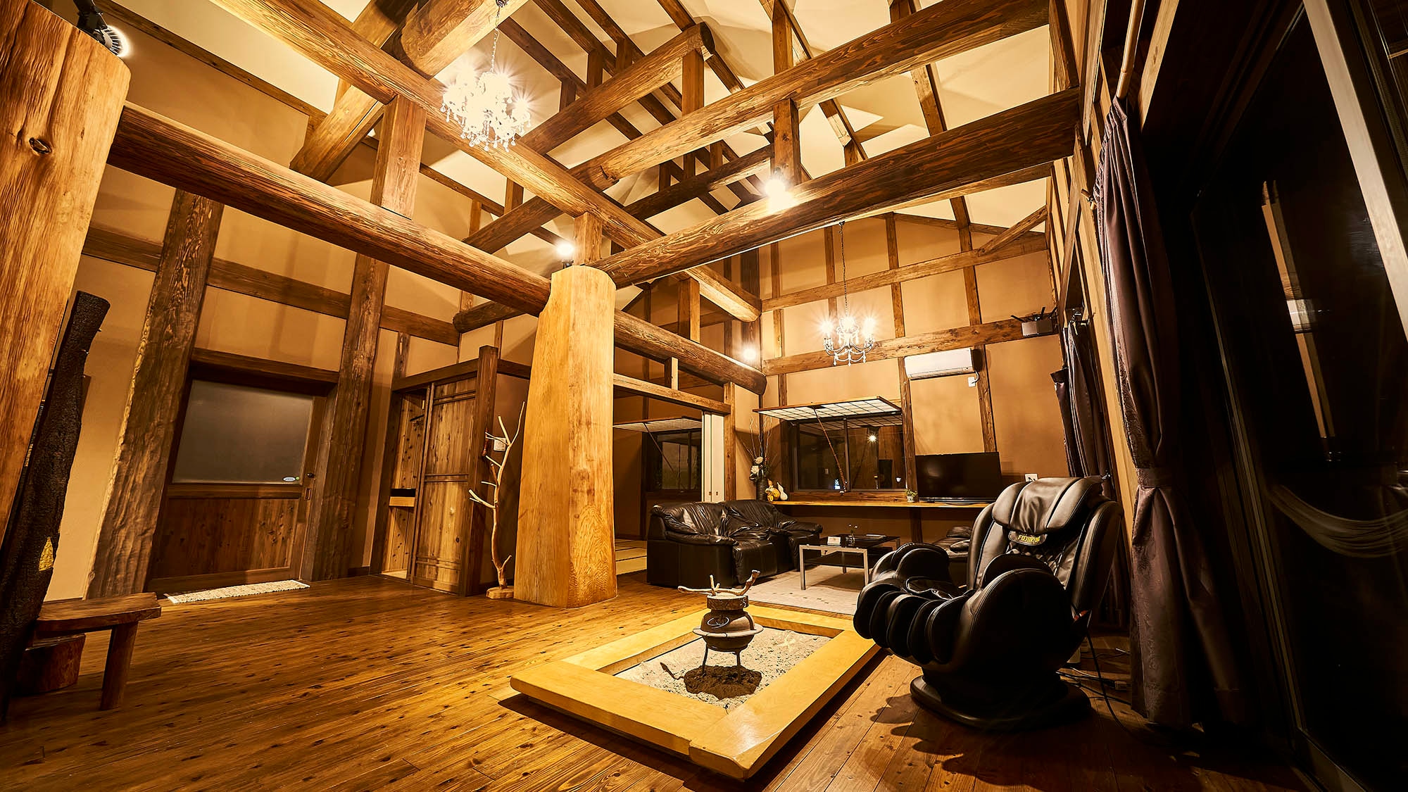 ・[Agyan/Kogyan] The pillar in the center of the room is a large 120-year-old cedar tree.