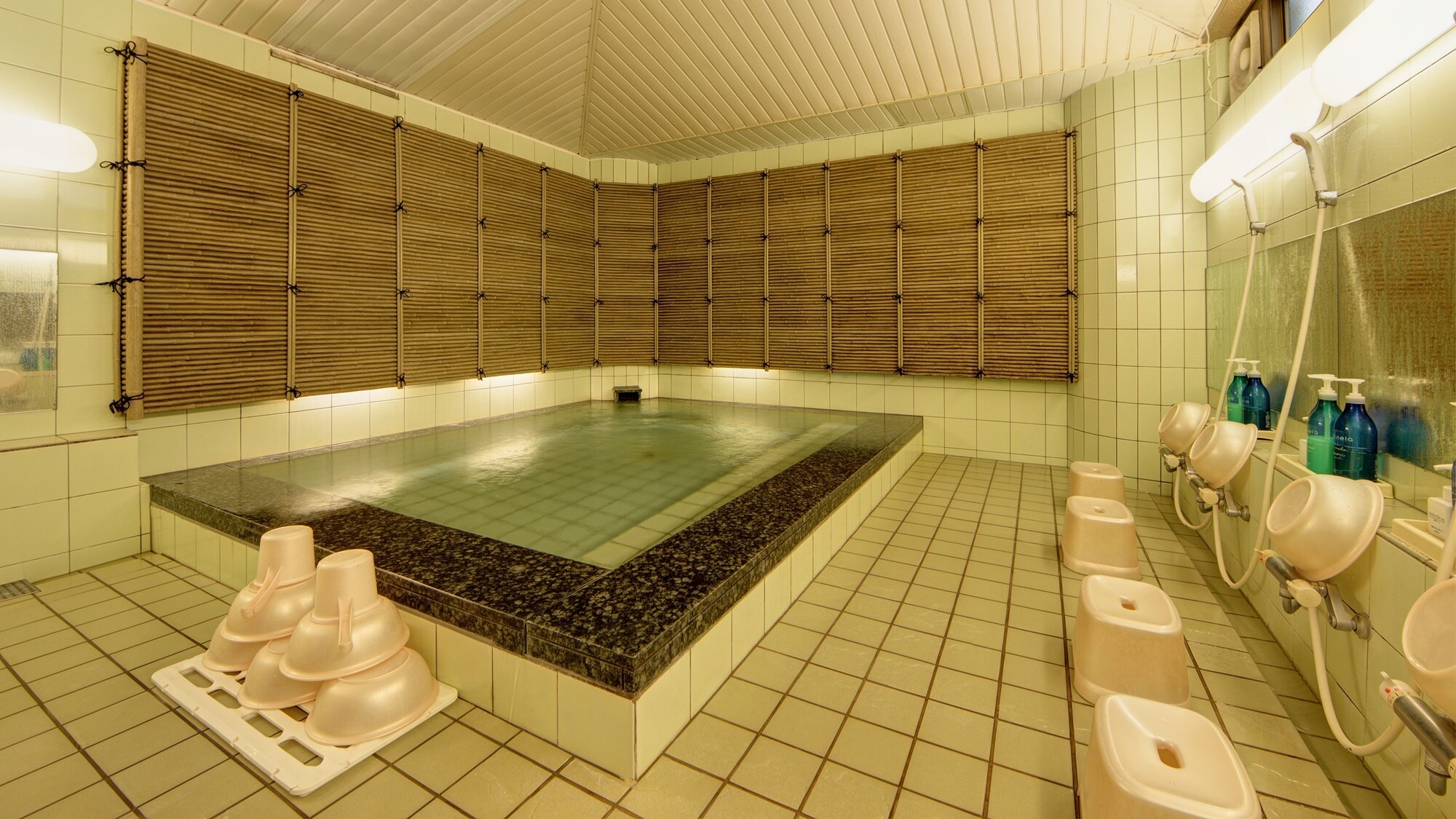 * [Large public bath (women)] You can relax in this bath.