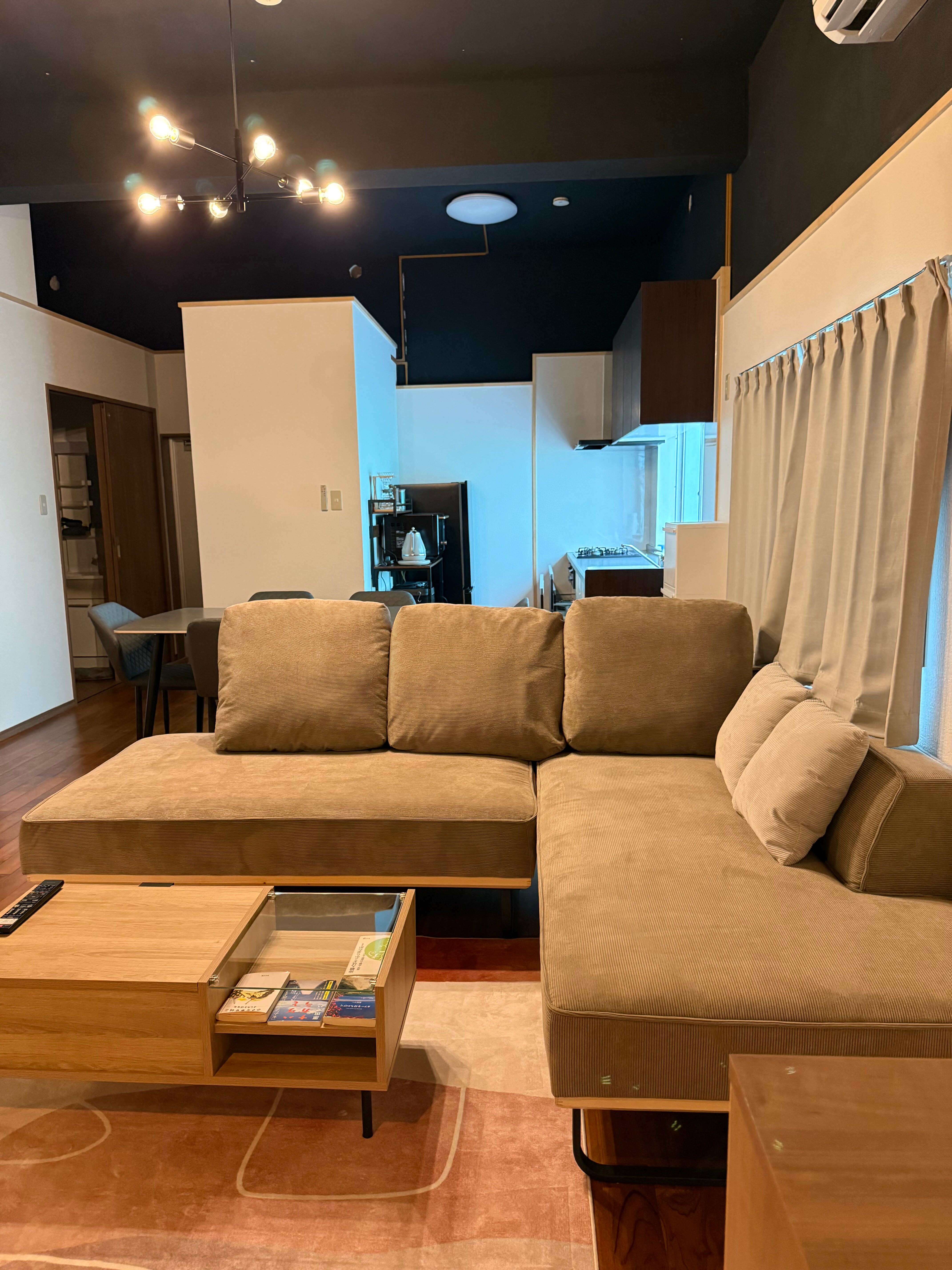 Ghế sofa bên hông phòng Suite 2