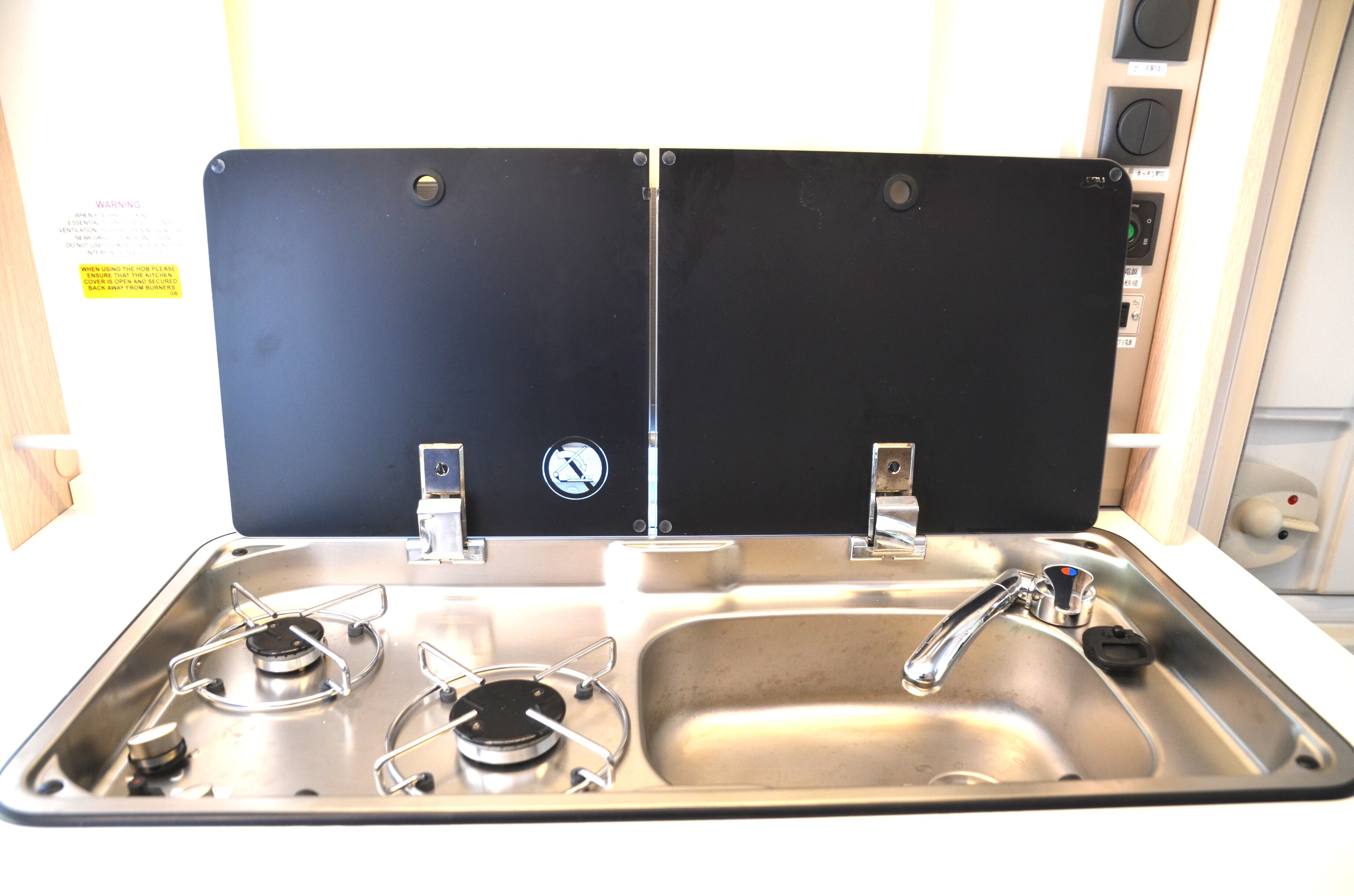 露營拖車裡的廚房