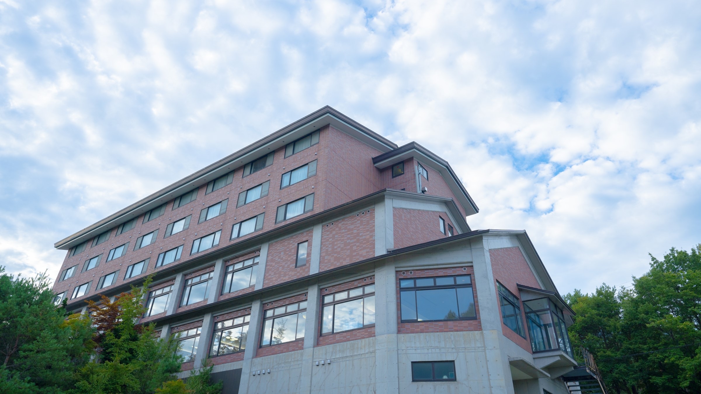 Surrounded by rich nature, it is also an ideal base for sightseeing in Aizu. Fresh greenery in spring, sightseeing in Aizu in summer, autumn leaves in autumn, and ski season in winter!