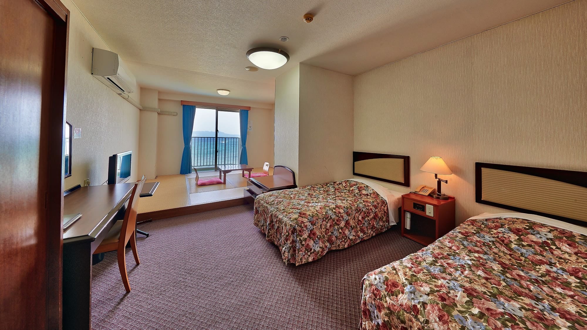 One example of a room / Have a good night's sleep in bed at night. A relaxing time with the sound of the waves in the tatami room.