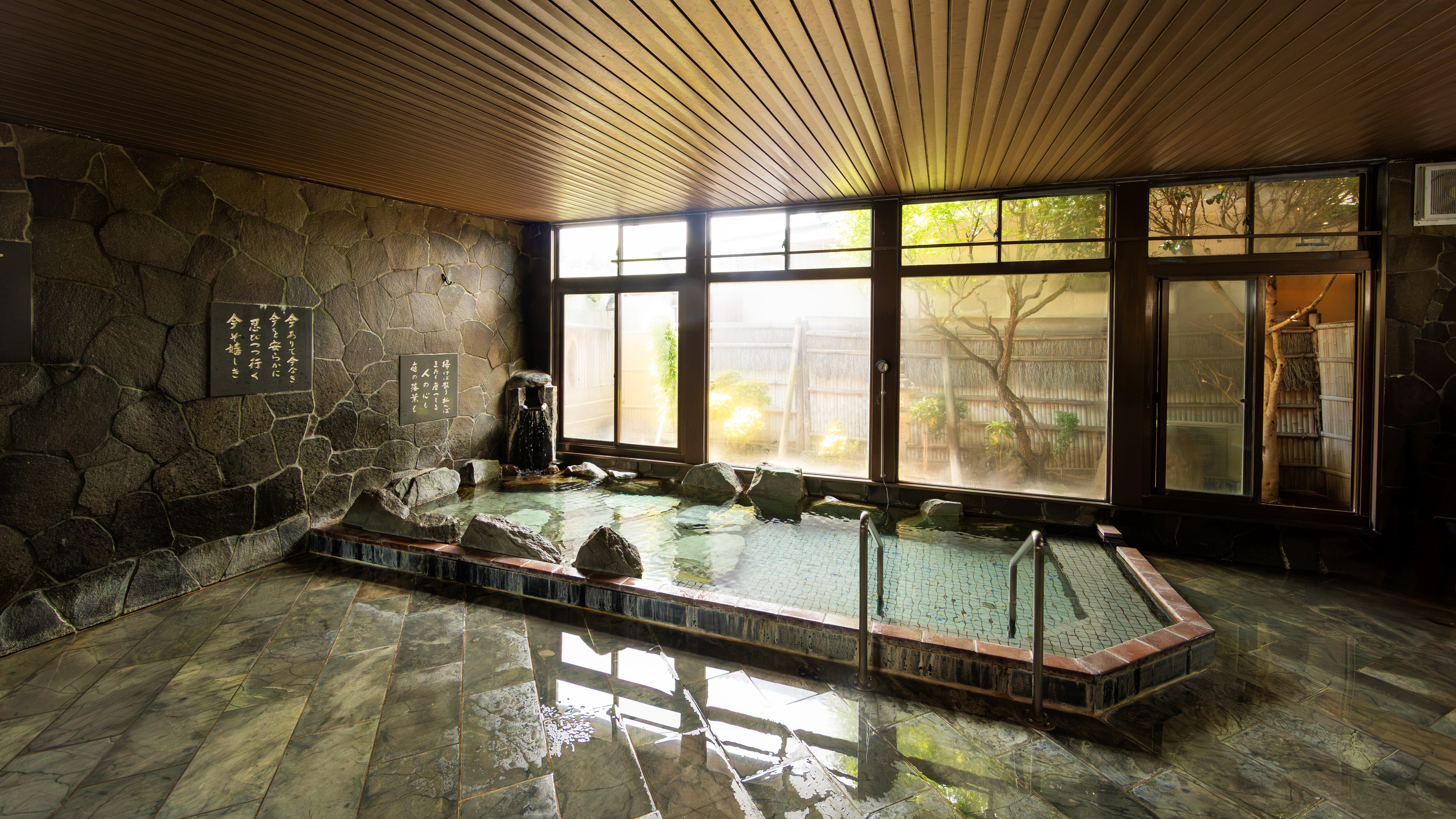 Large public bath (women's bath)
