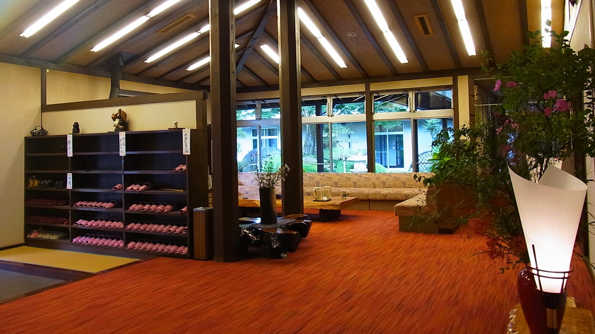 *[Entrance lobby] We welcome our guests with a smile.