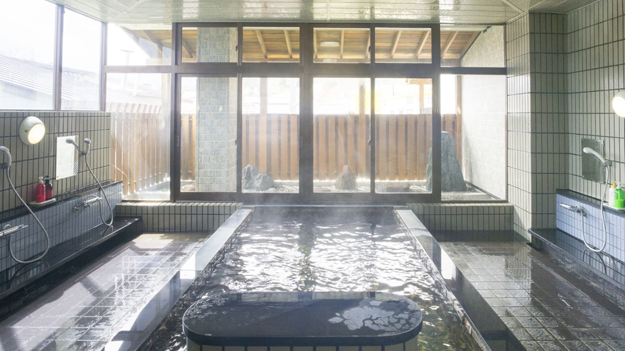 The hot spring water that springs from 1,081 meters underground is at a temperature of 41 degrees.