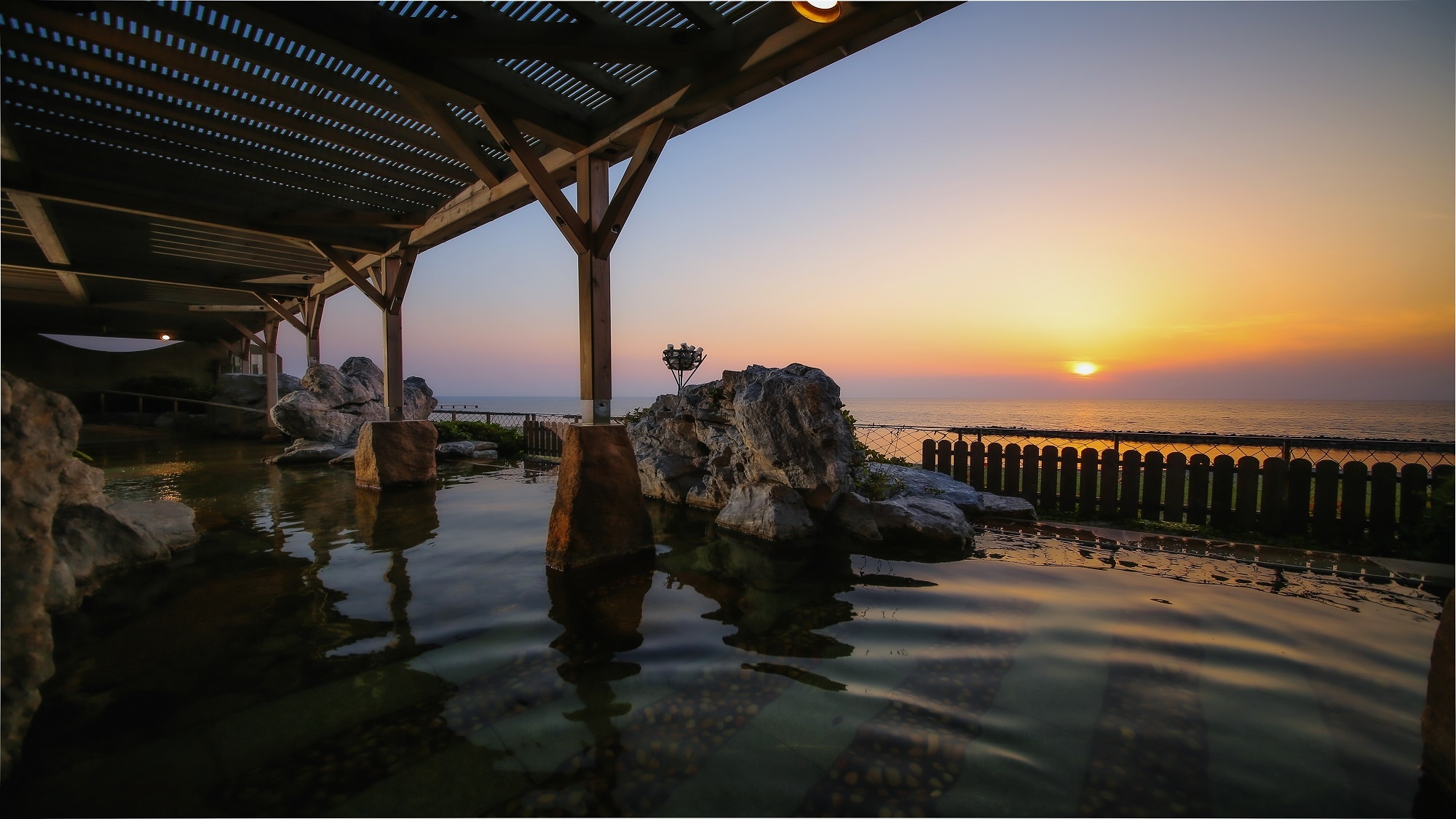 【女士浴池】「湯」露天浴池。可欣賞日本海的壯麗景色和溫泉水。