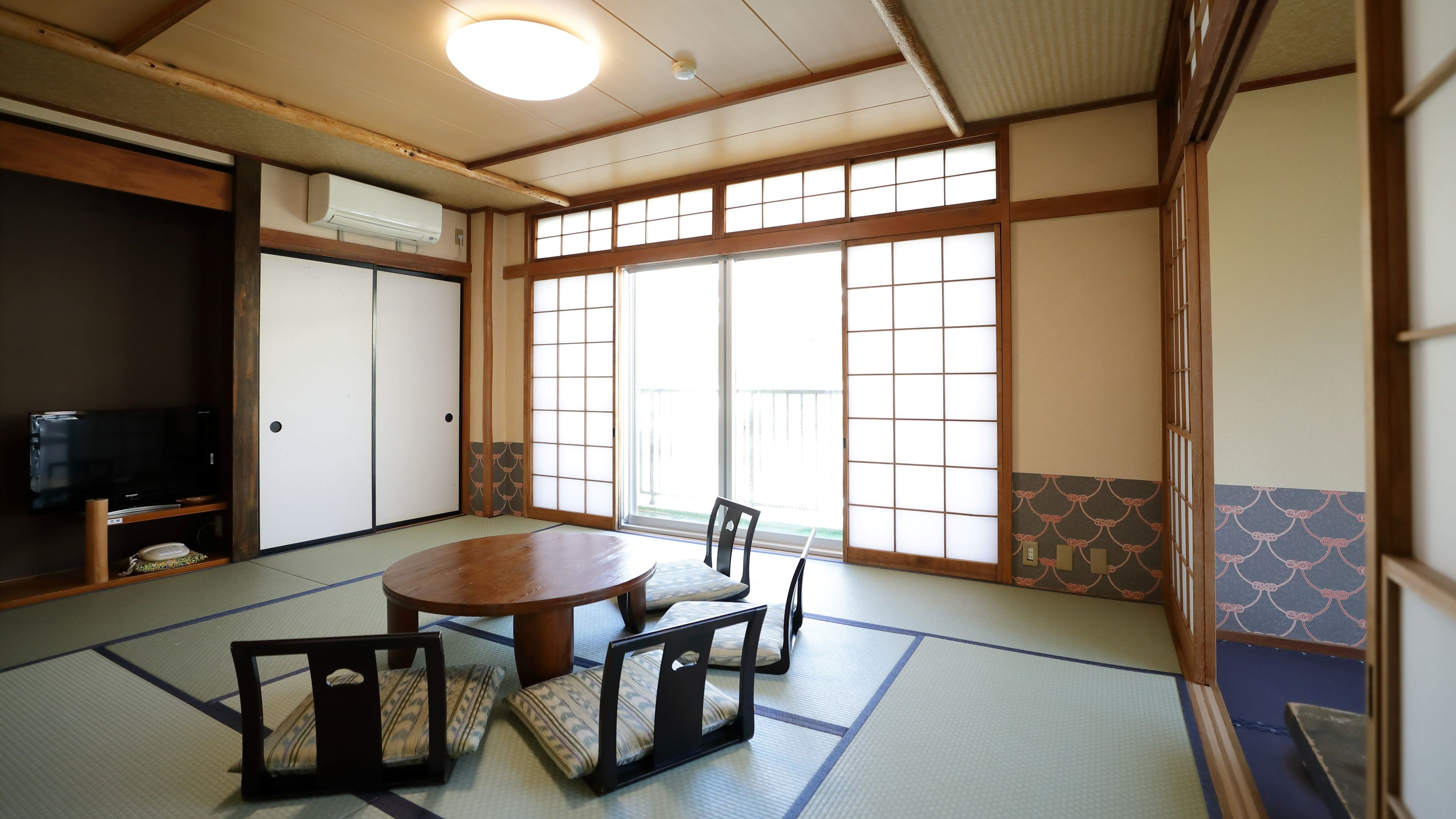 Ocean-facing 10-tatami Japanese-style room with open-air bath ◆ A relaxing Japanese-style room with a great view