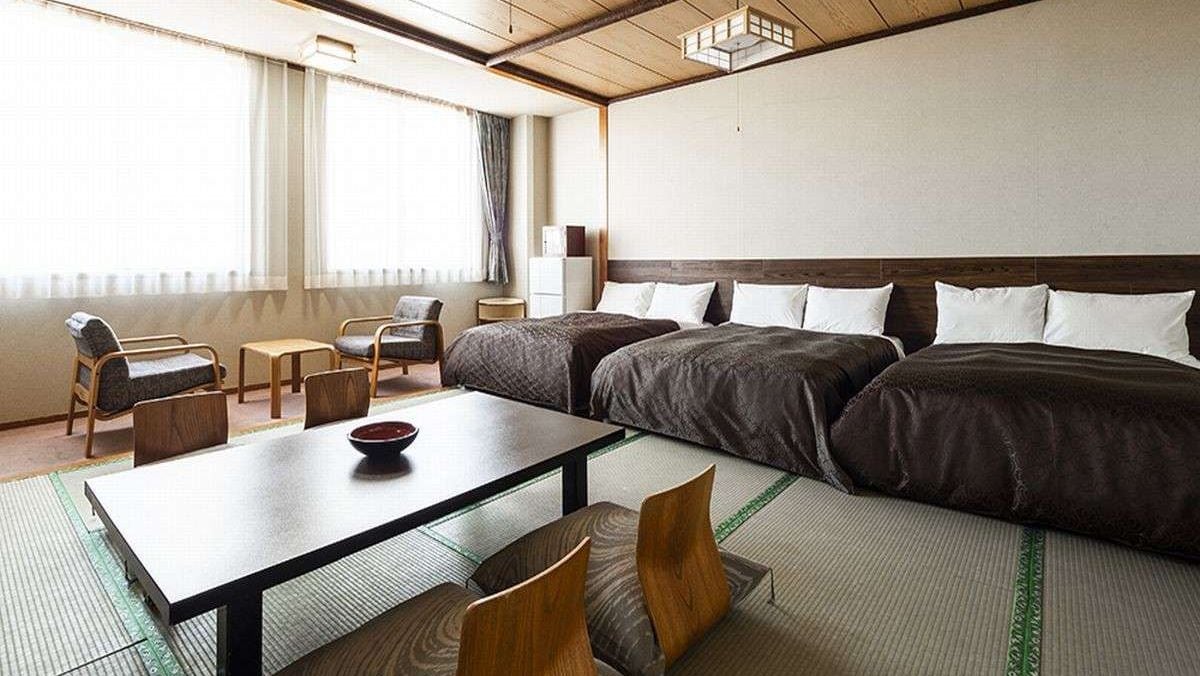 Japanese-style triple/low bed [non-smoking]