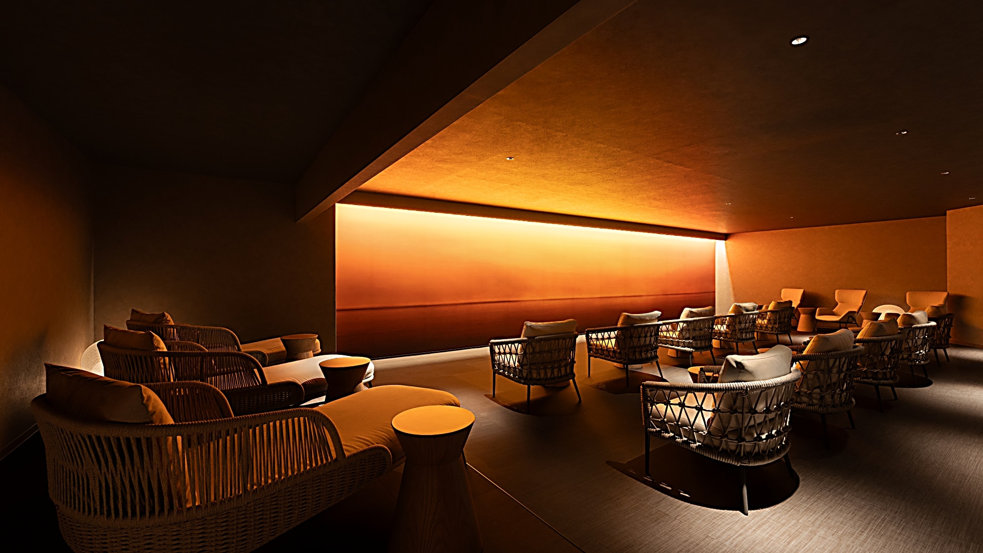 Hot Spring Lounge: Relax with a drink in hand.