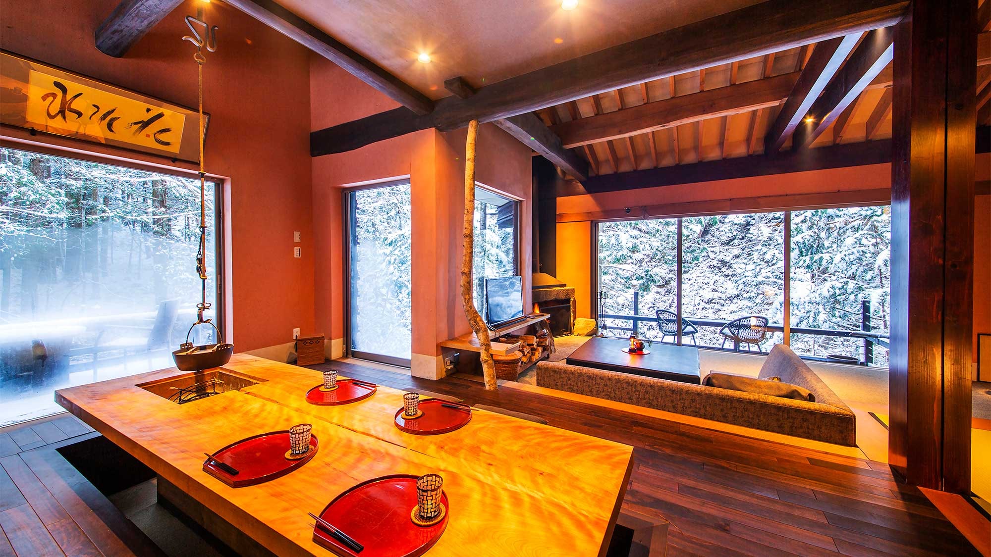 ・You can see the magnificent nature from the dining room of Ochimizu House.