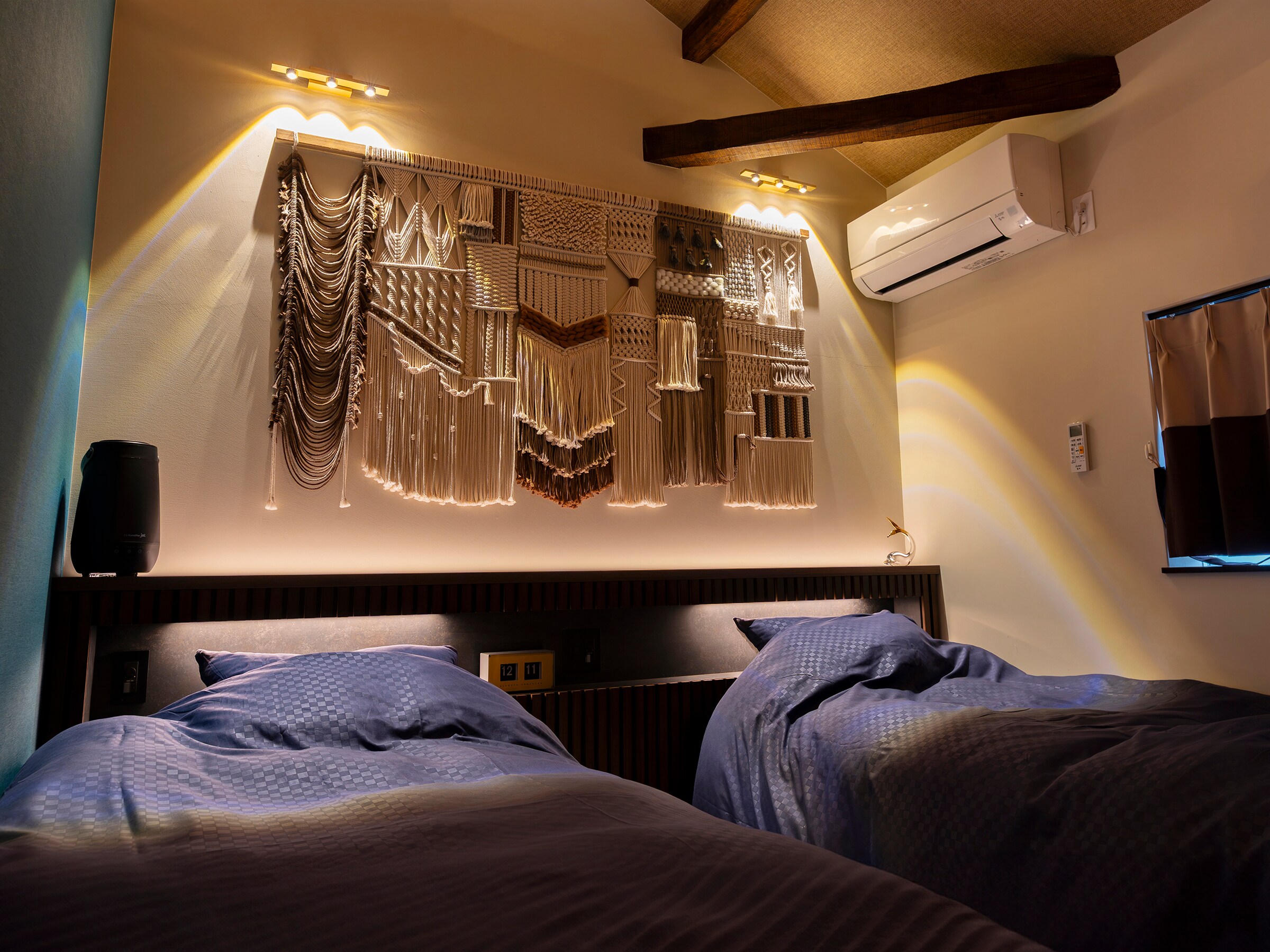 Bedroom / Single bed / Twin bed