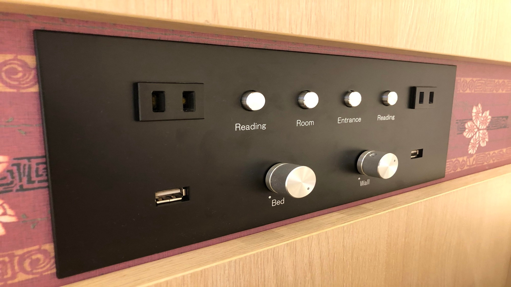 [Bedside light switch] You can adjust the brightness of the ceiling and bedside. There are also two USB outlets.