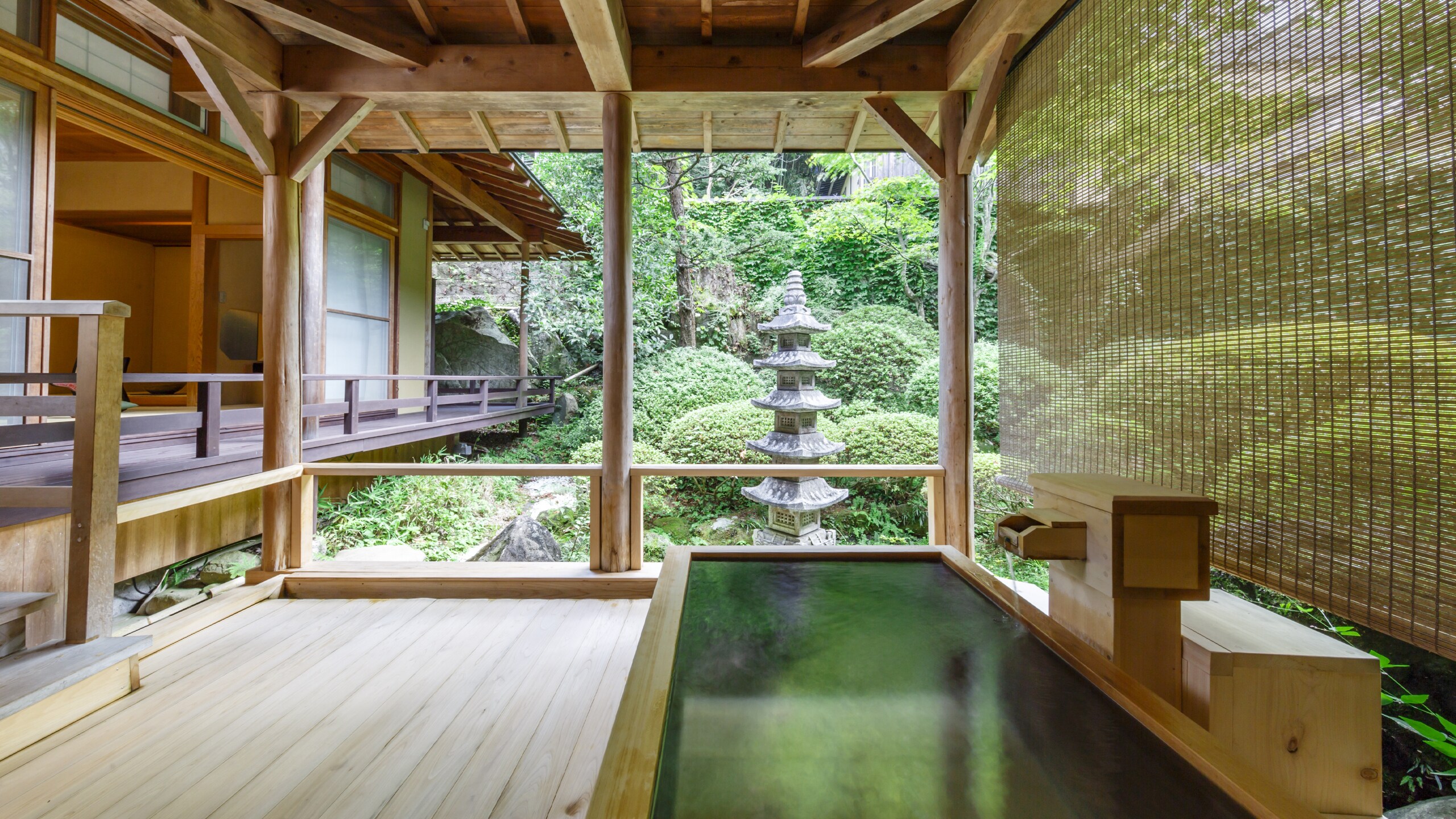 Separate Shikitei "Hazuki no Ma" (with an open-air bath that flows directly from the source)