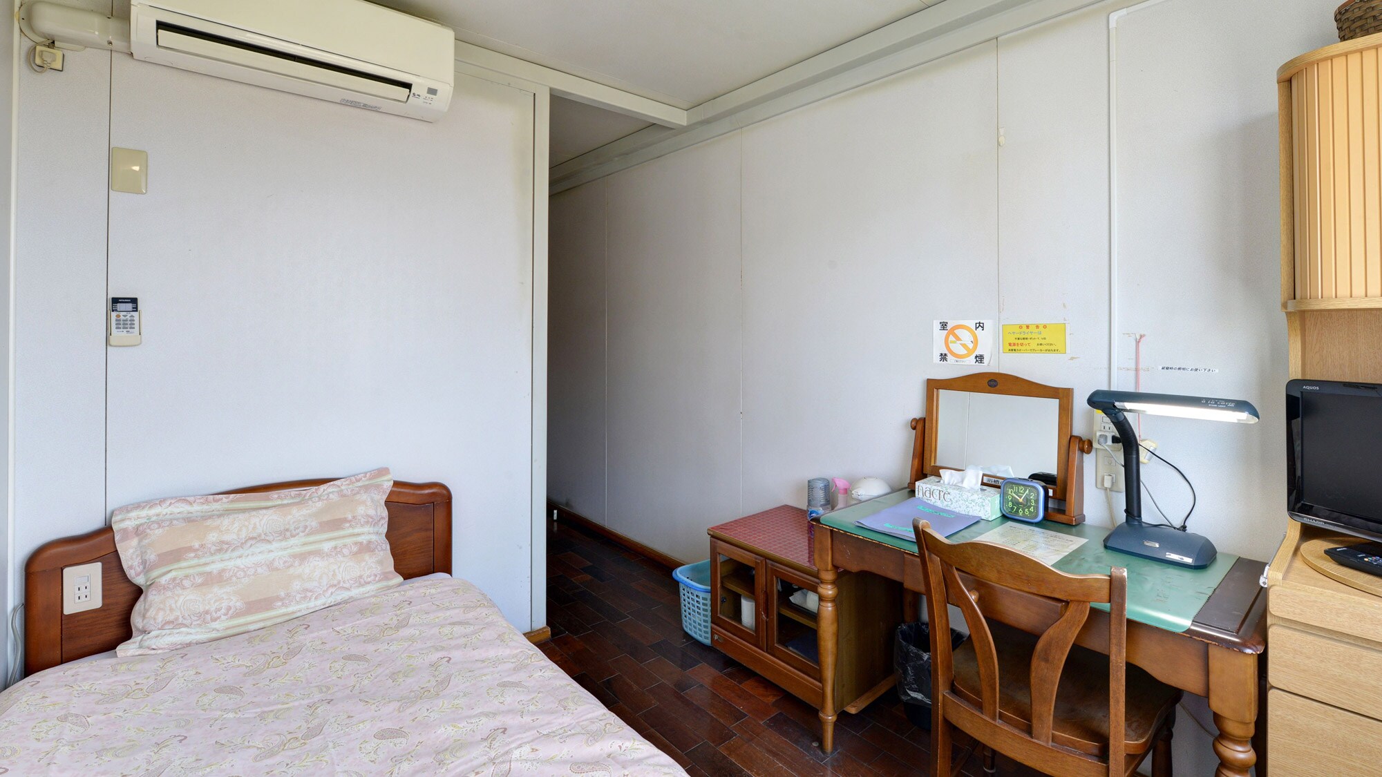 * [Room / Single] Ini adalah kamar bebas rokok seluas 12,5 meter persegi. Kamar merokok terletak di setiap lantai.