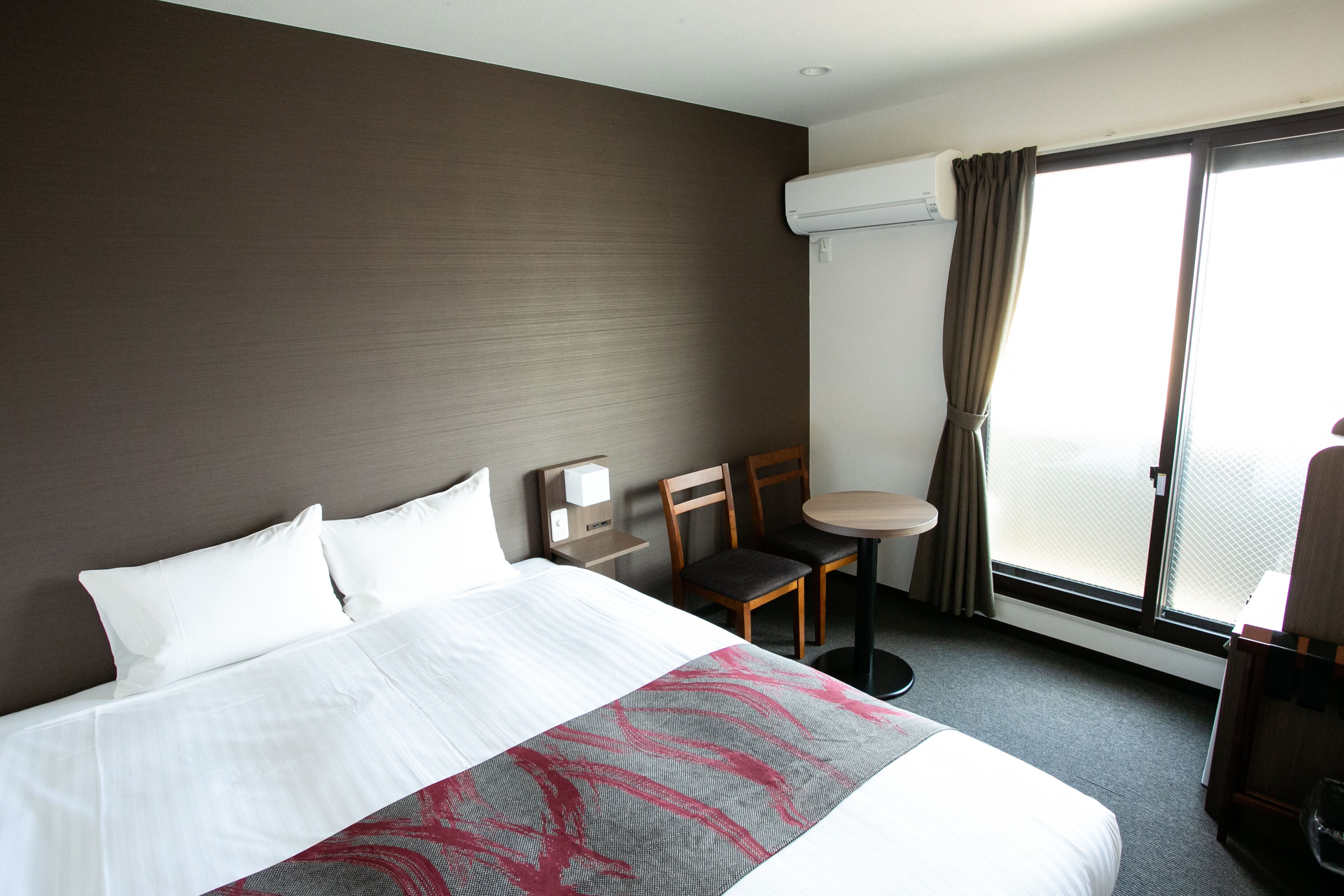 Queen room