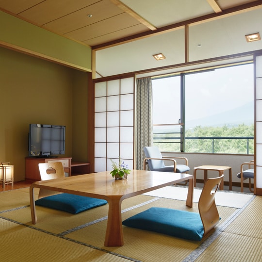 日式房間（可容納 2-4 人） 所有房間都是無菸房 42.7 平方米