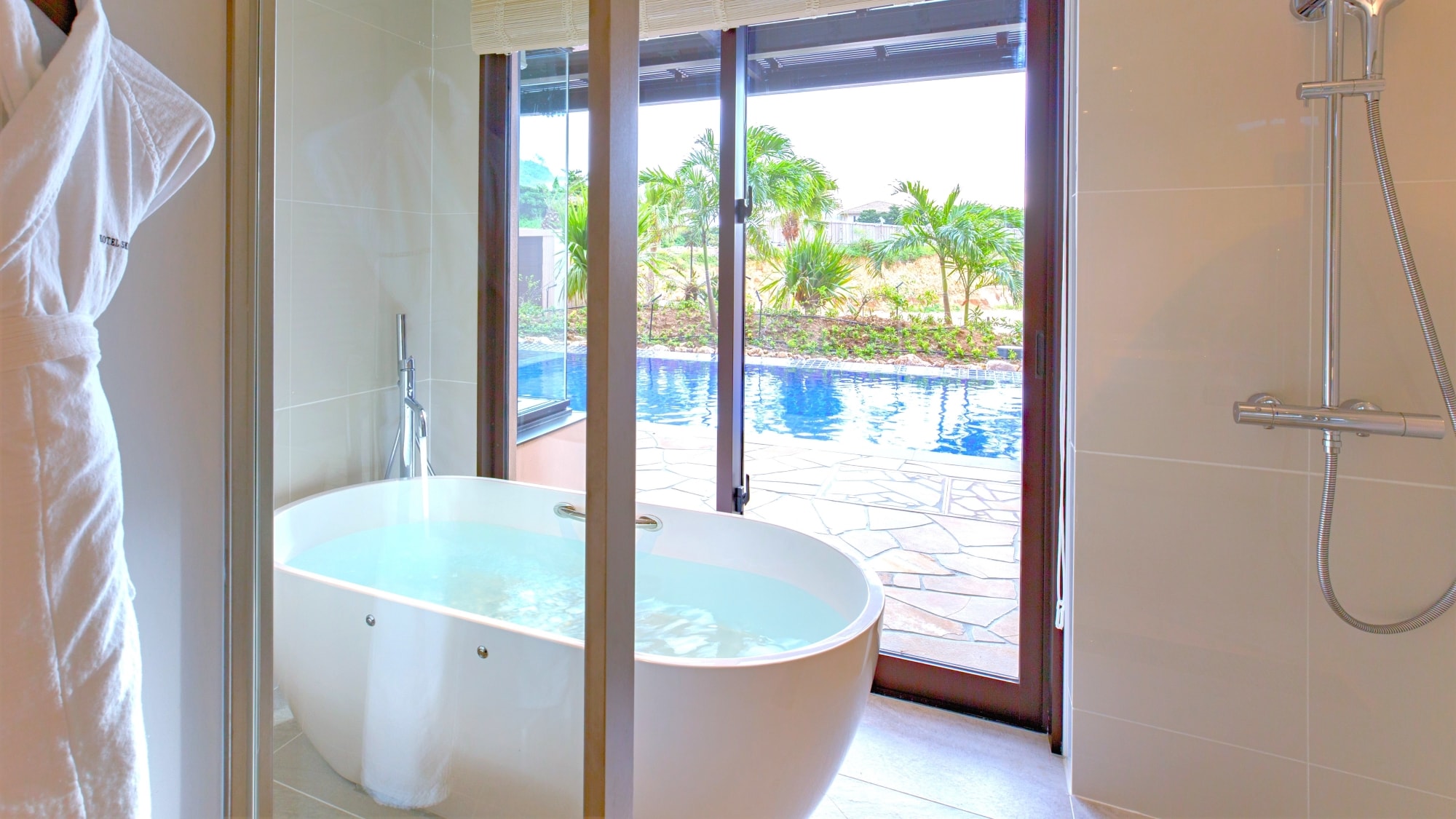 [Mirage Floor/Garden Pool Suite] A glass-walled bathroom where you can enjoy the view