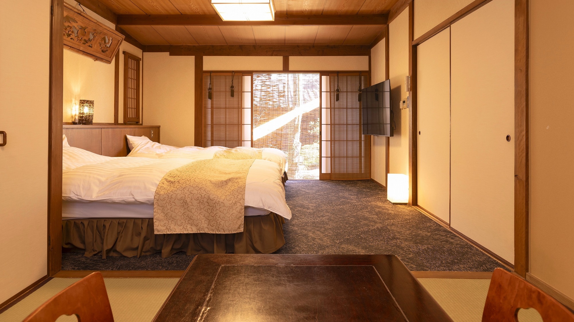 [Separate Japanese-Western room with semi-open-air bath] (4 people capacity) *Room without hearth (2 beds + 4.5 tatami)