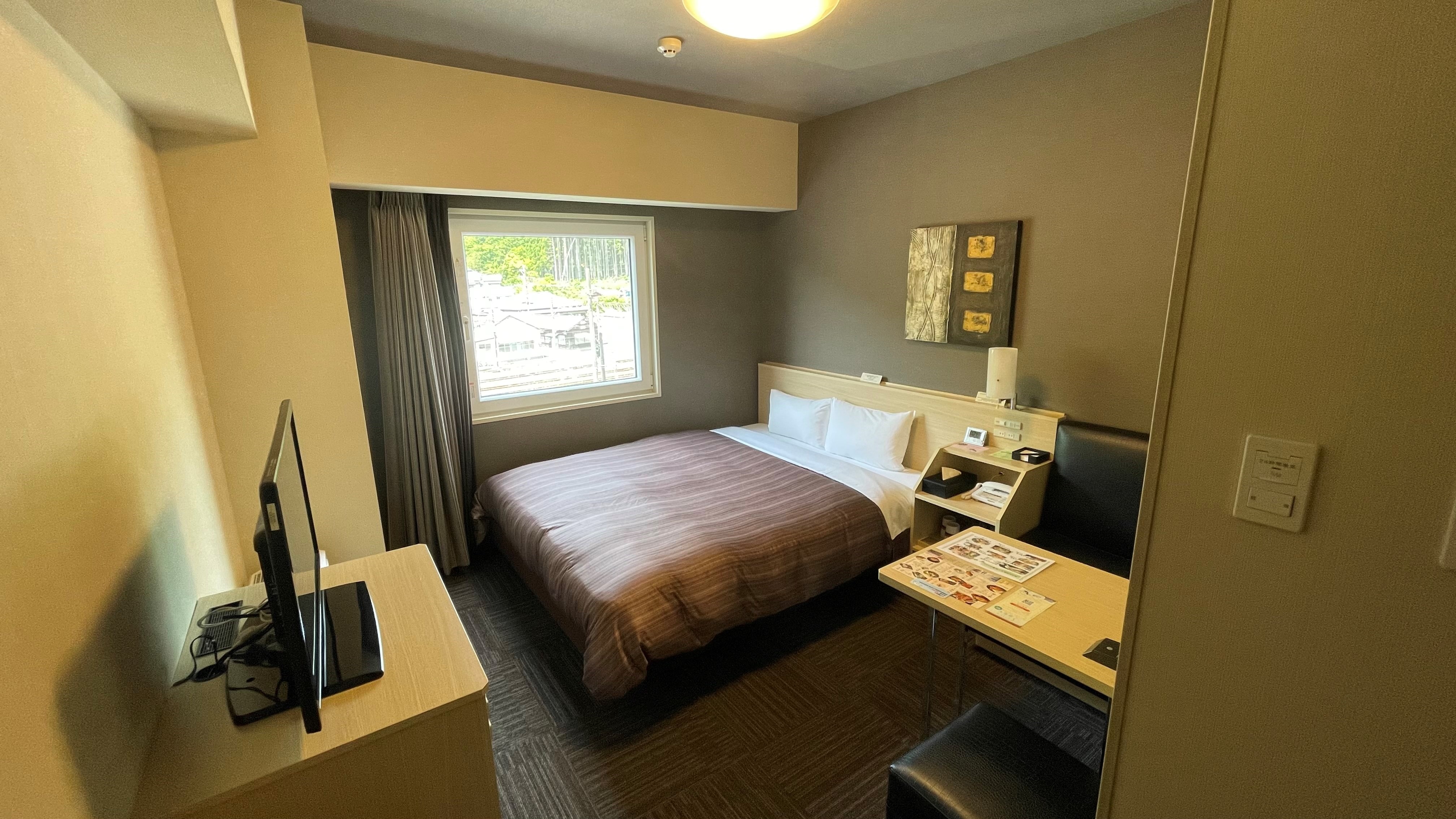 Kamar double standar: ukuran tempat tidur 200cm x 160cm (dari 14 meter persegi)