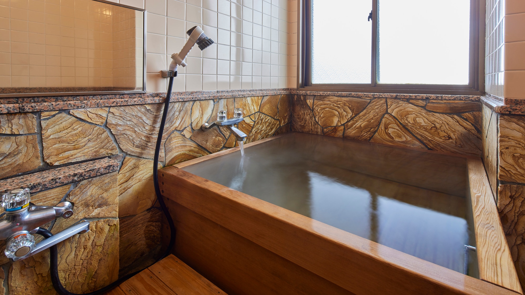 Main building Japanese-style room (16 tatami mats): Cypress bath (not a hot spring)