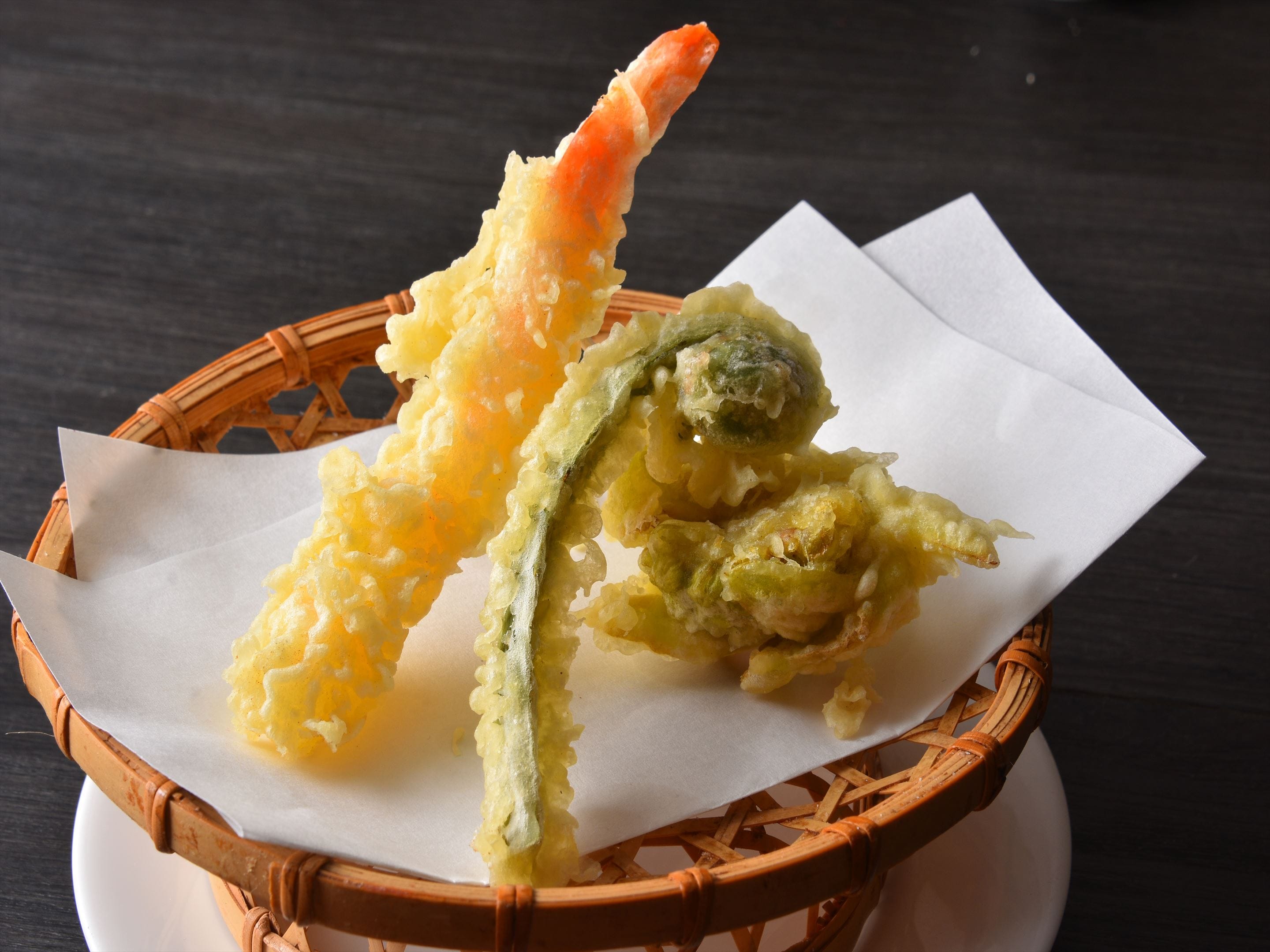 Tempura renyah dan panas saat baru digoreng.