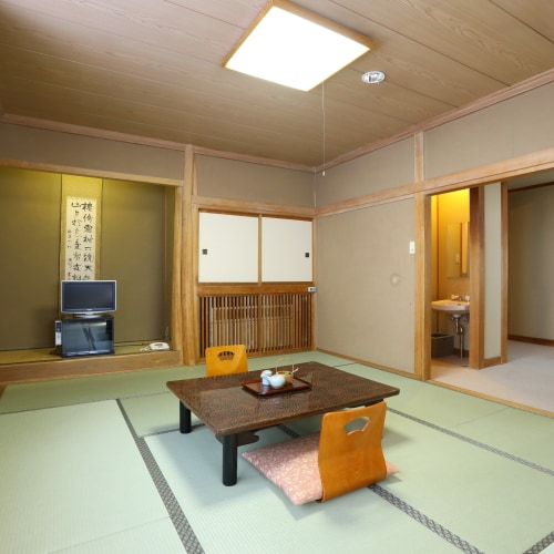 ◇10 tatami Japanese-style room "Nakamachi" Recommended for families and groups. It has a anteroom and is spacious.