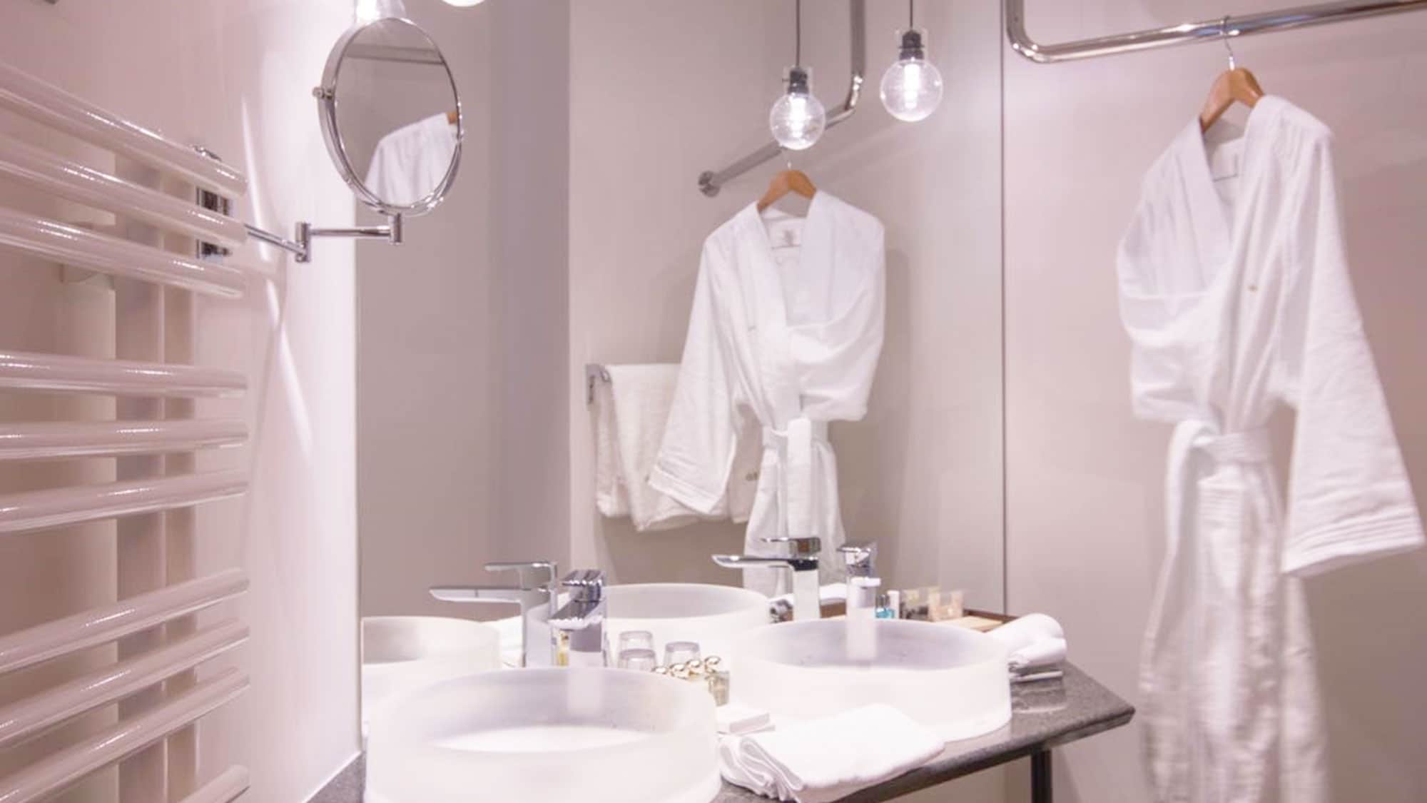 [Main building common/Western-style bathroom] A white-based washstand space. Various amenities are provided.