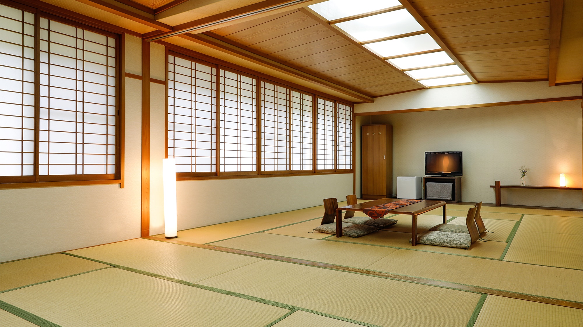 [Kamar bergaya Jepang 20 tikar tatami] Ruang luas yang aman untuk perjalanan kelompok. Tidur di "karakter sungai" _____. Untuk kenangan perjalanan yang sulit dilakukan