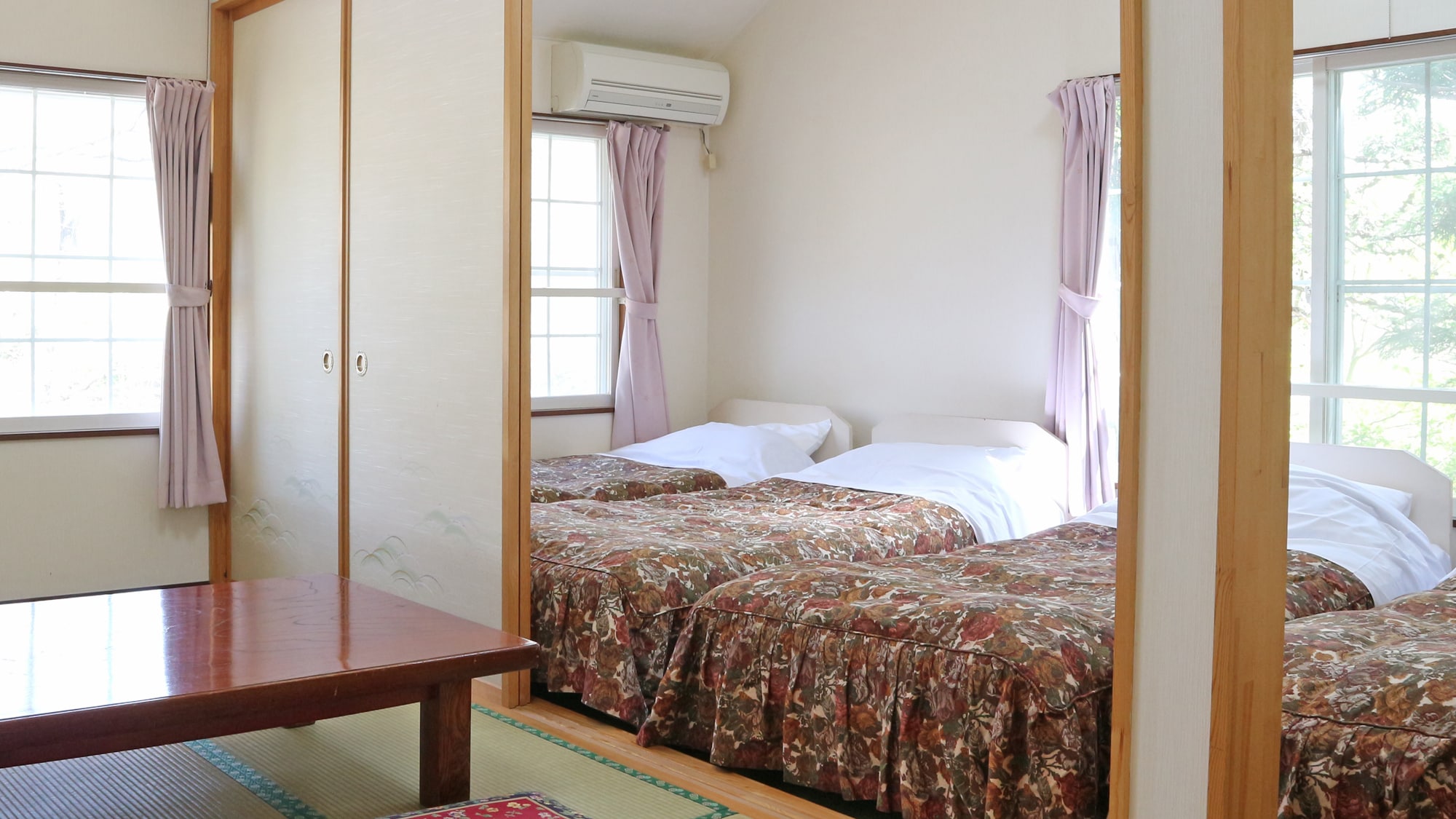 *Lemon Balm/The largest room with 4 single beds and 6 tatami mats.