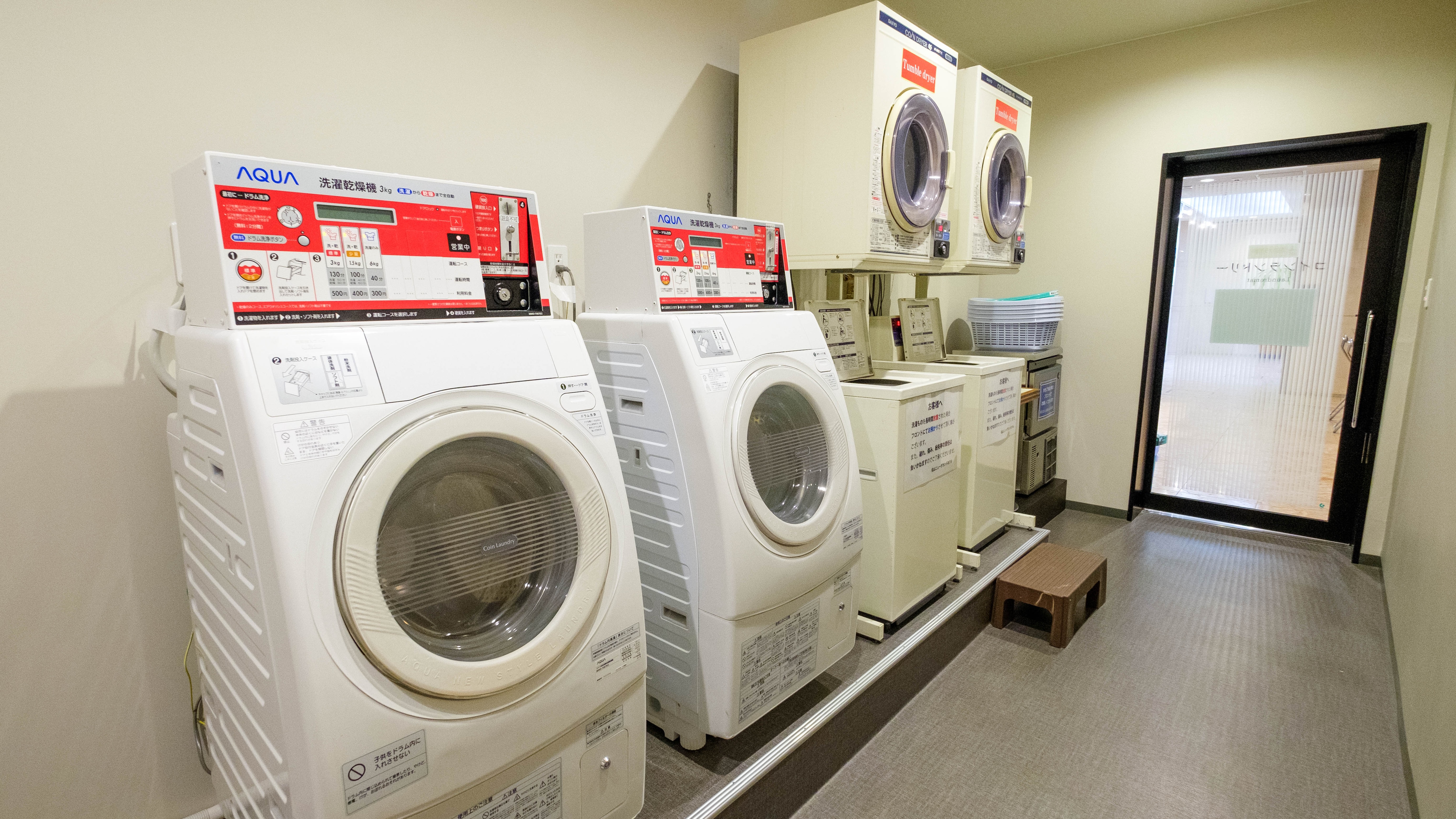 [投幣式洗衣機] 位於設施一樓。全天 24 小時提供服務。提供洗滌劑♪♪