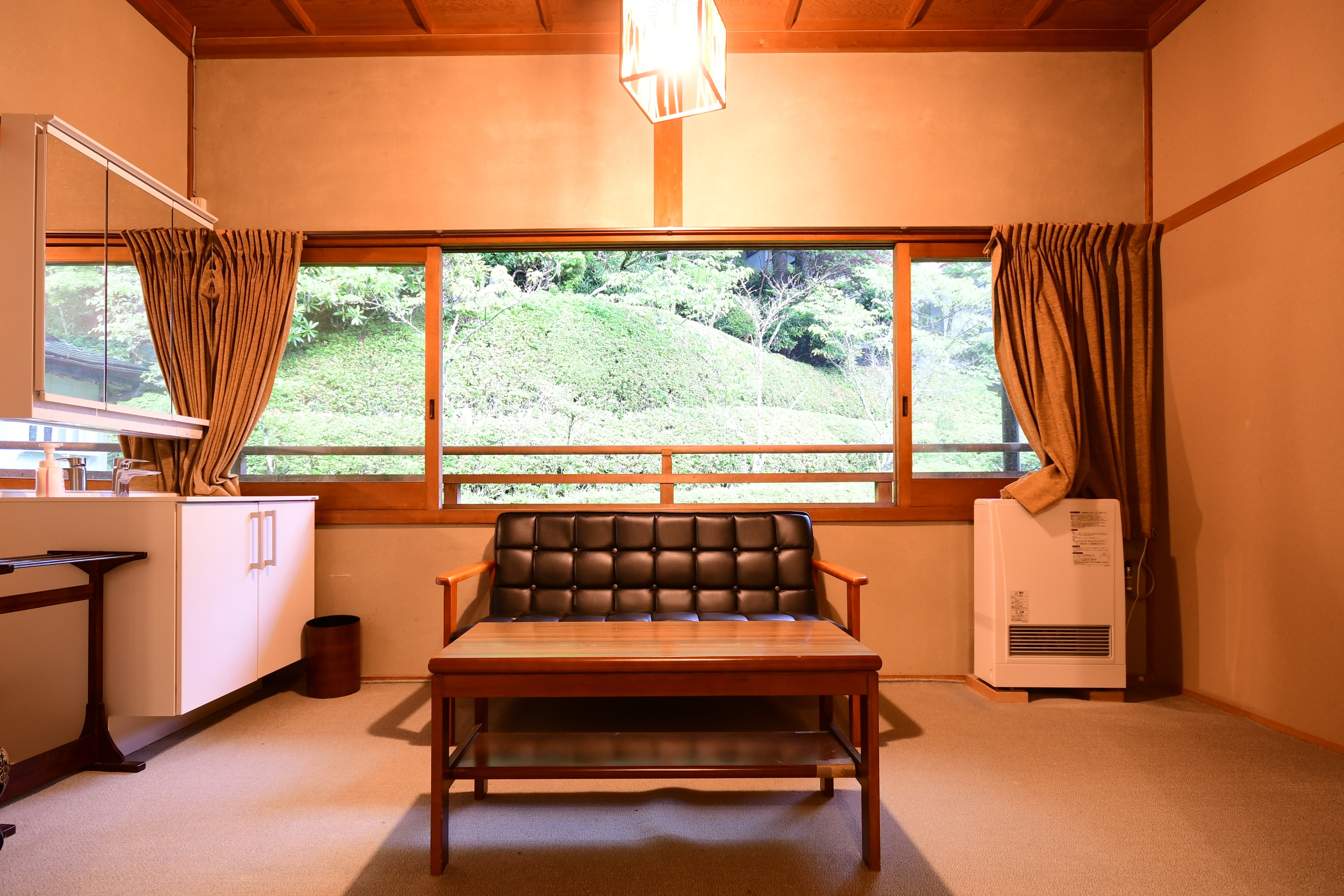 Example of a 10 tatami Japanese-style room facing the garden (with toilet, air conditioning, and Wi-Fi)