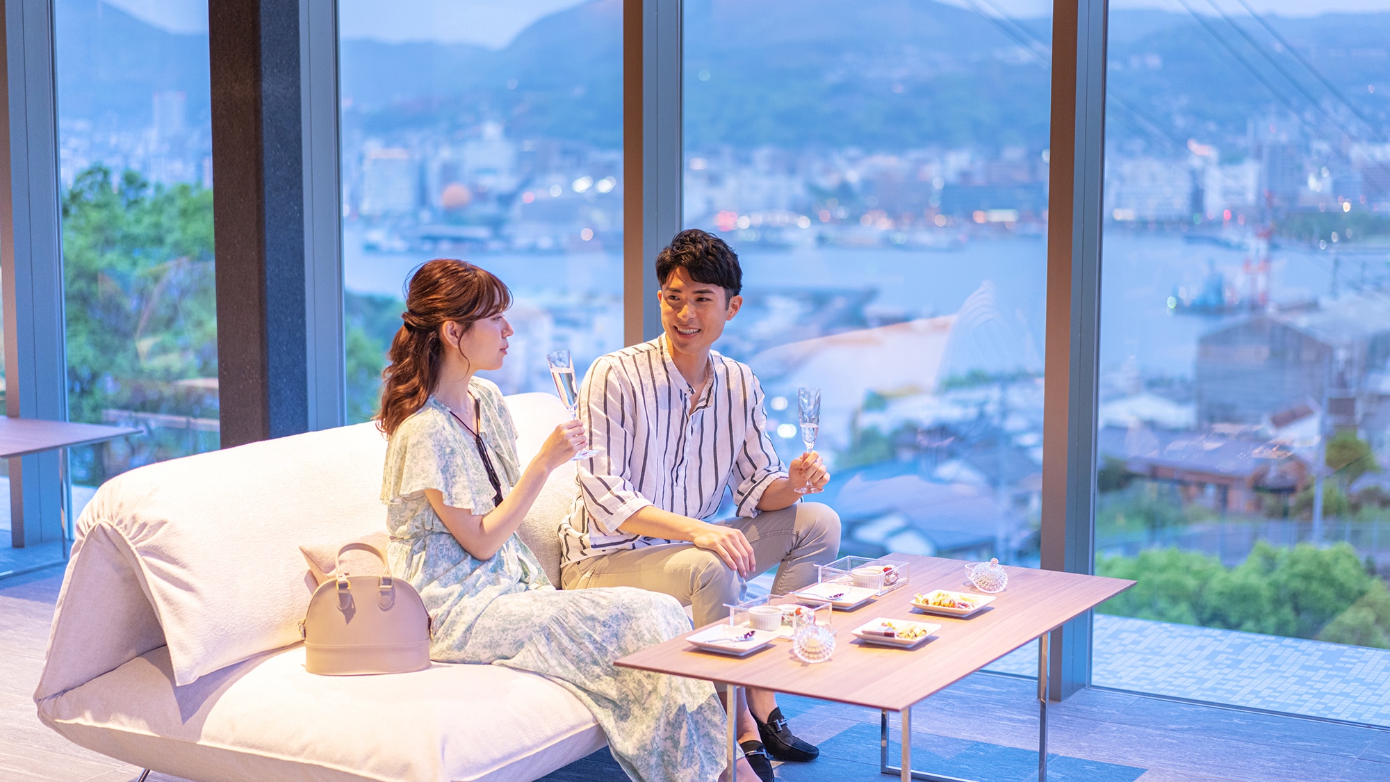 ■Newly opened in April 2011■ [Lounge] A nostalgic view of the Port of Nagasaki spreads across the entire window