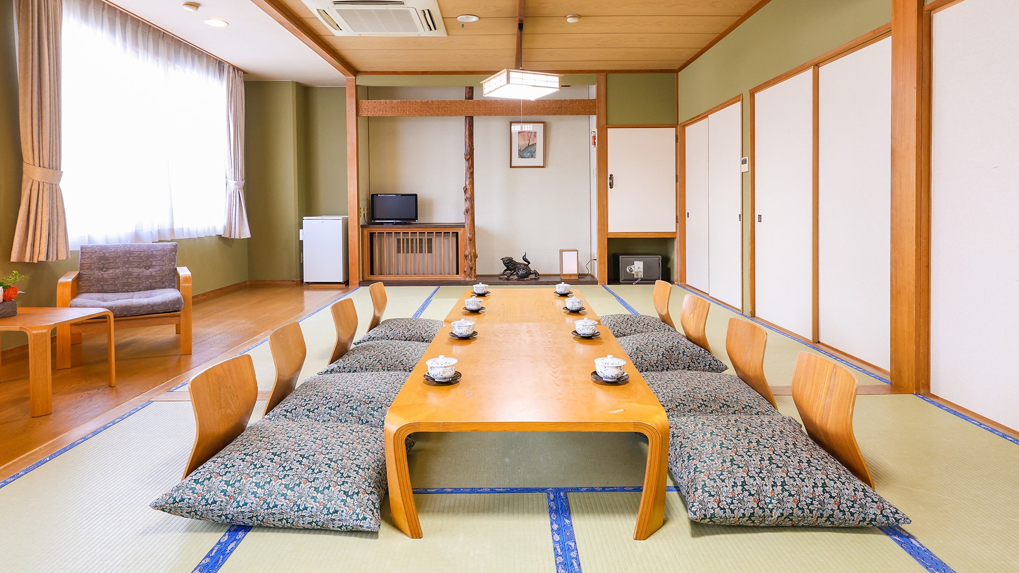 [Japanese-style room 16 tatami mats] Ideal for staying with a large number of people!