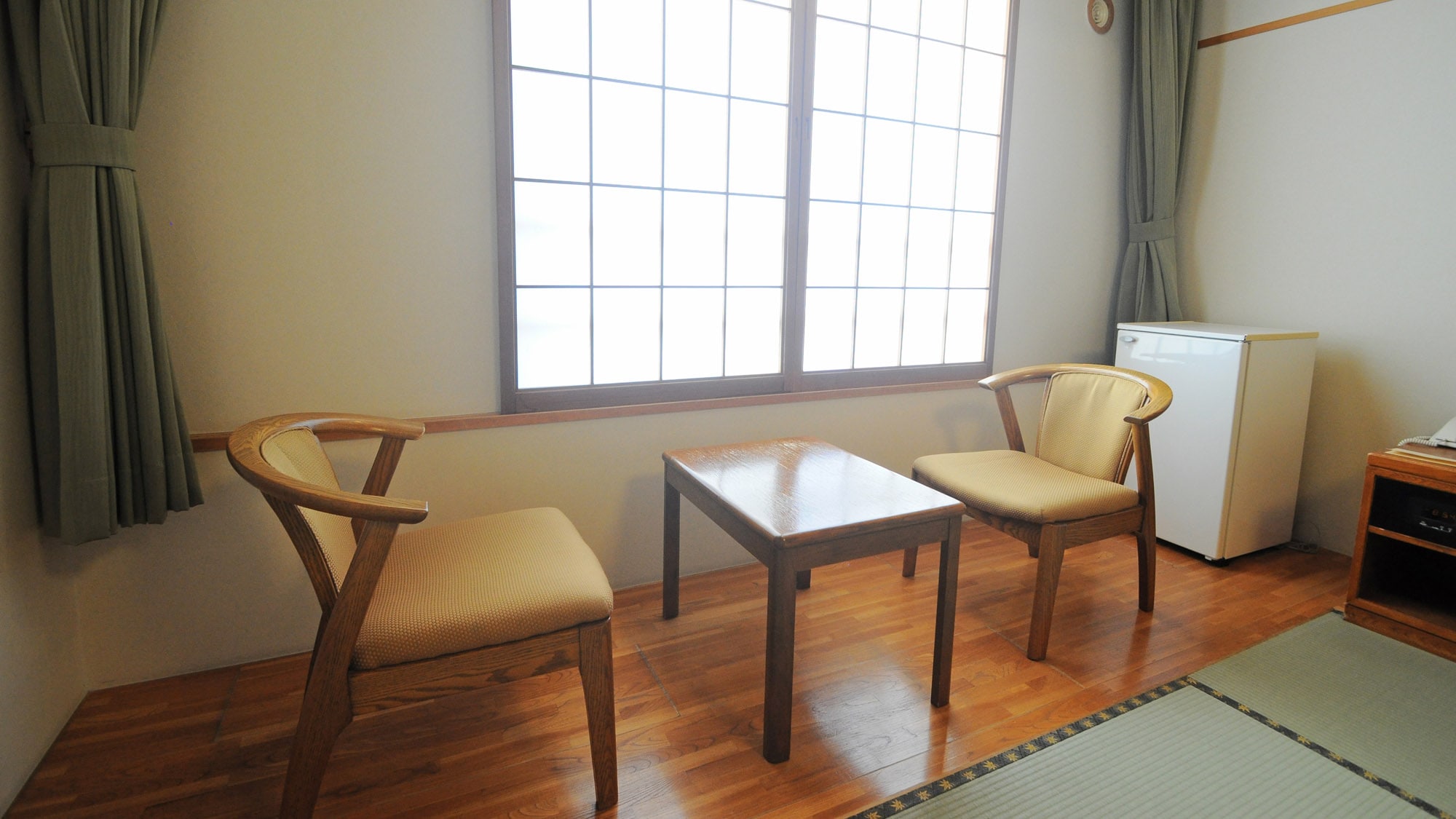 [Guest room] Japanese-style room chairs and table