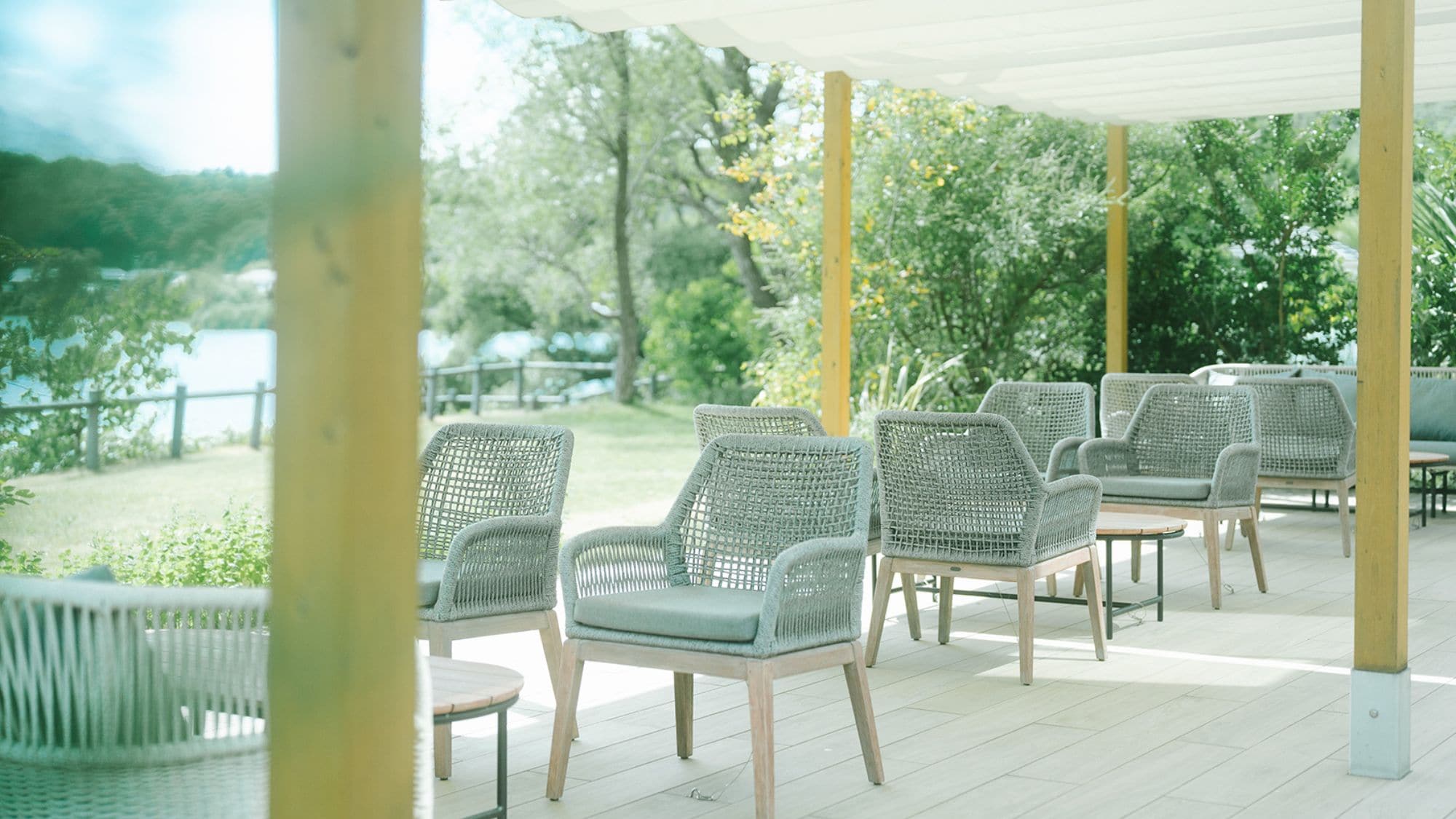 [Public Terrace] Enjoy tea, read a book, or chat. Spend your time however you like.