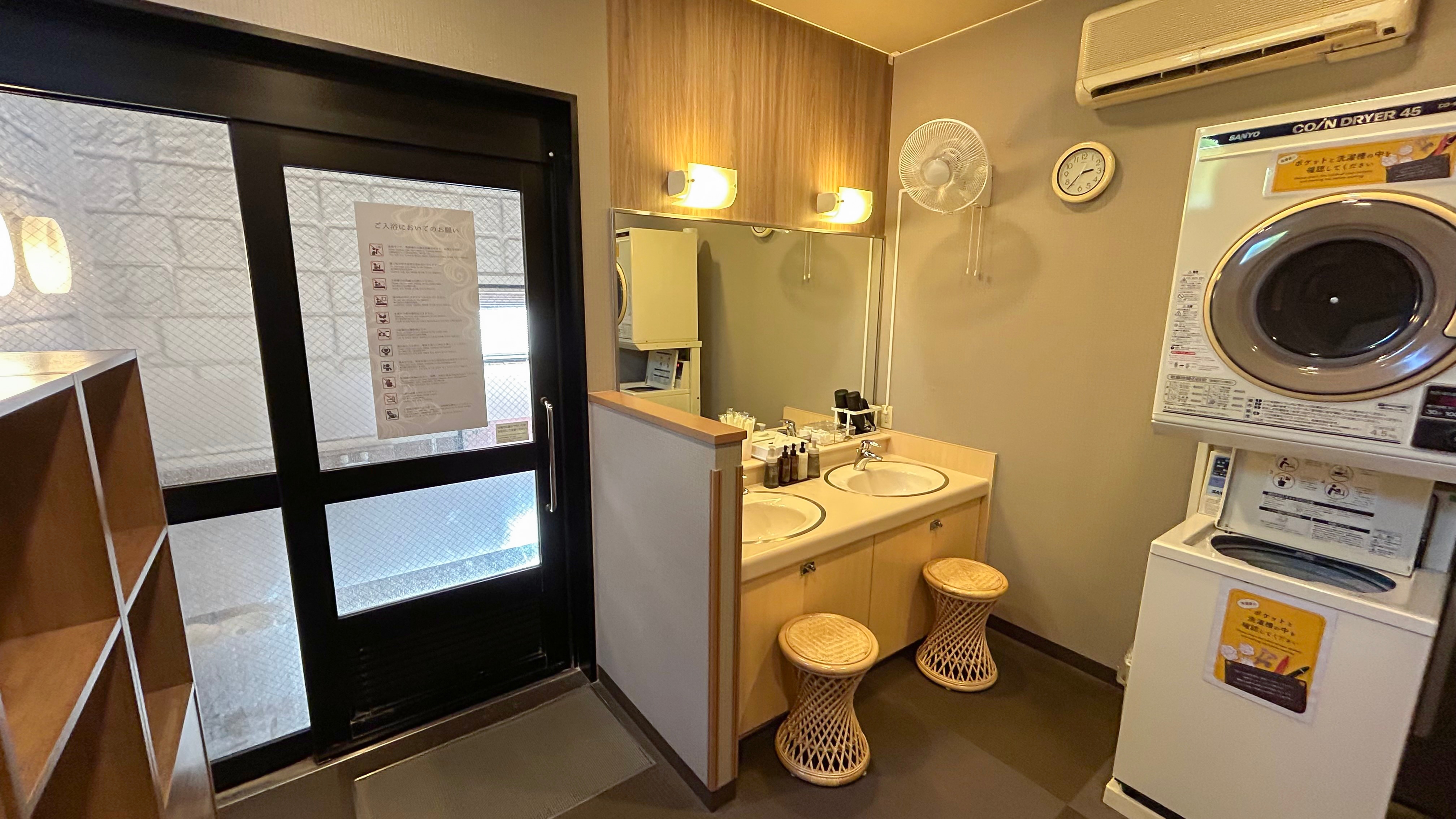 【女式公共浴室】更衣室内有一台投币式洗衣机。