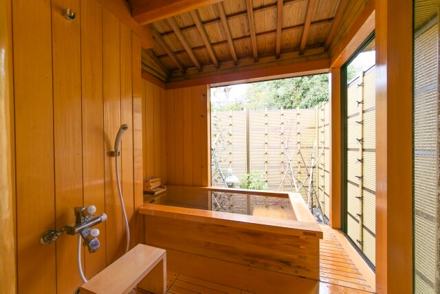 [Rikyu] Semi-open-air bath. The bath and shower are hot springs.